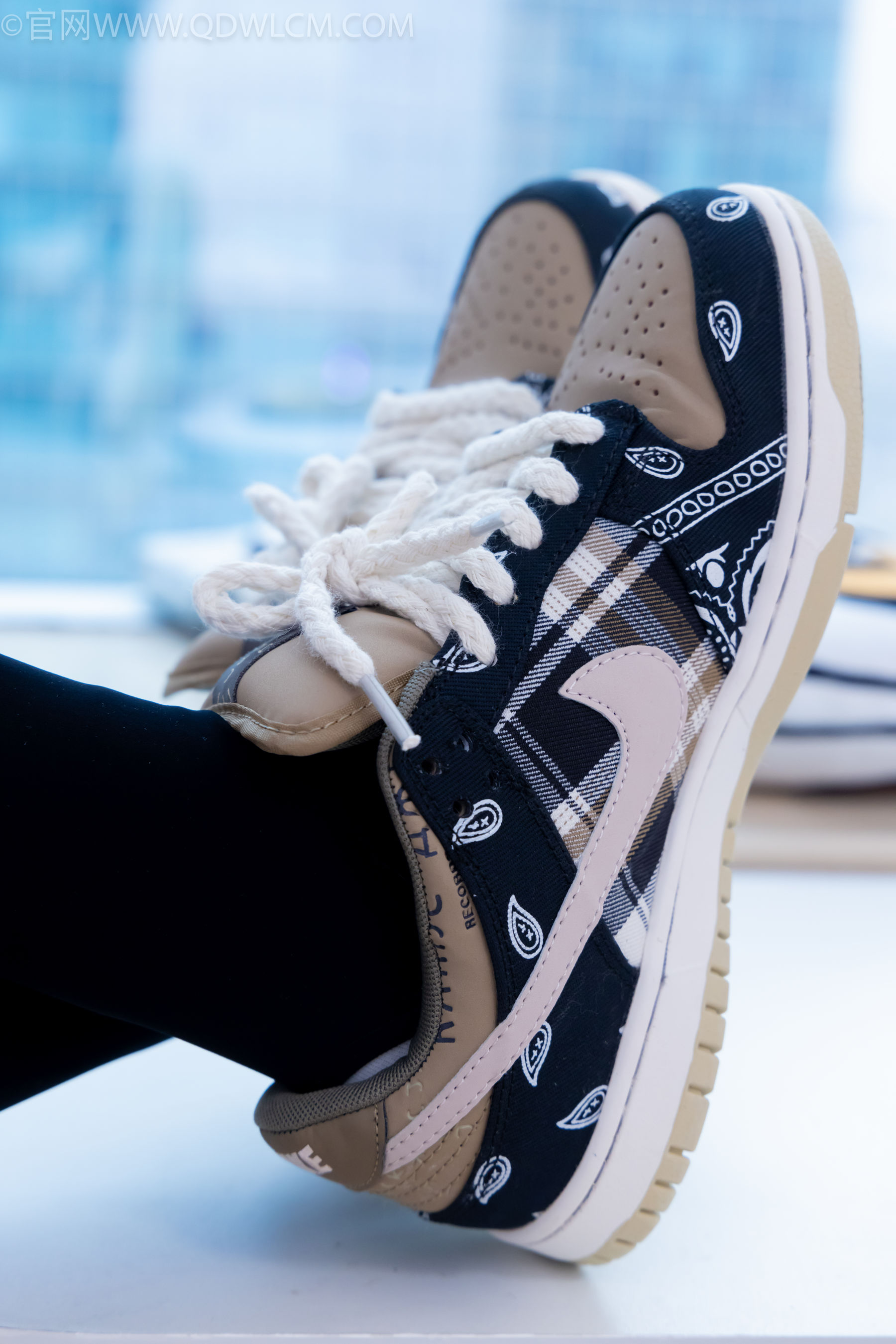 物恋传媒 No.2260 茯苓 -板鞋、黑色踩脚裤、白棉袜/(156P)