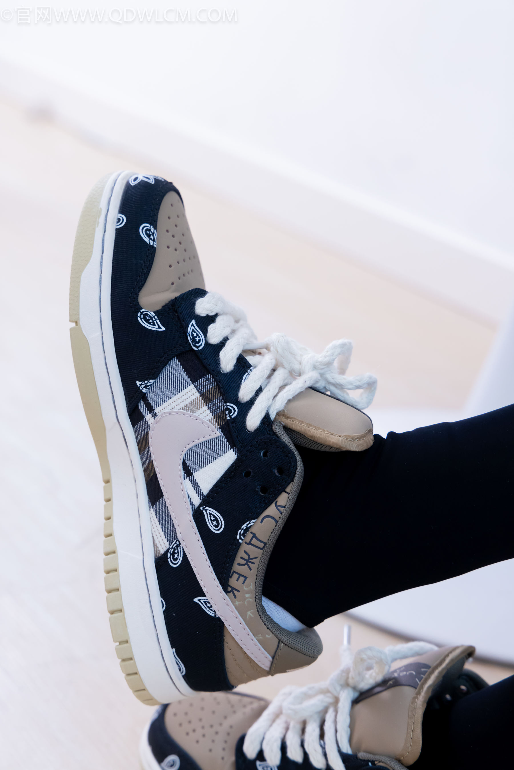 物恋传媒 No.2260 茯苓 -板鞋、黑色踩脚裤、白棉袜/(156P)