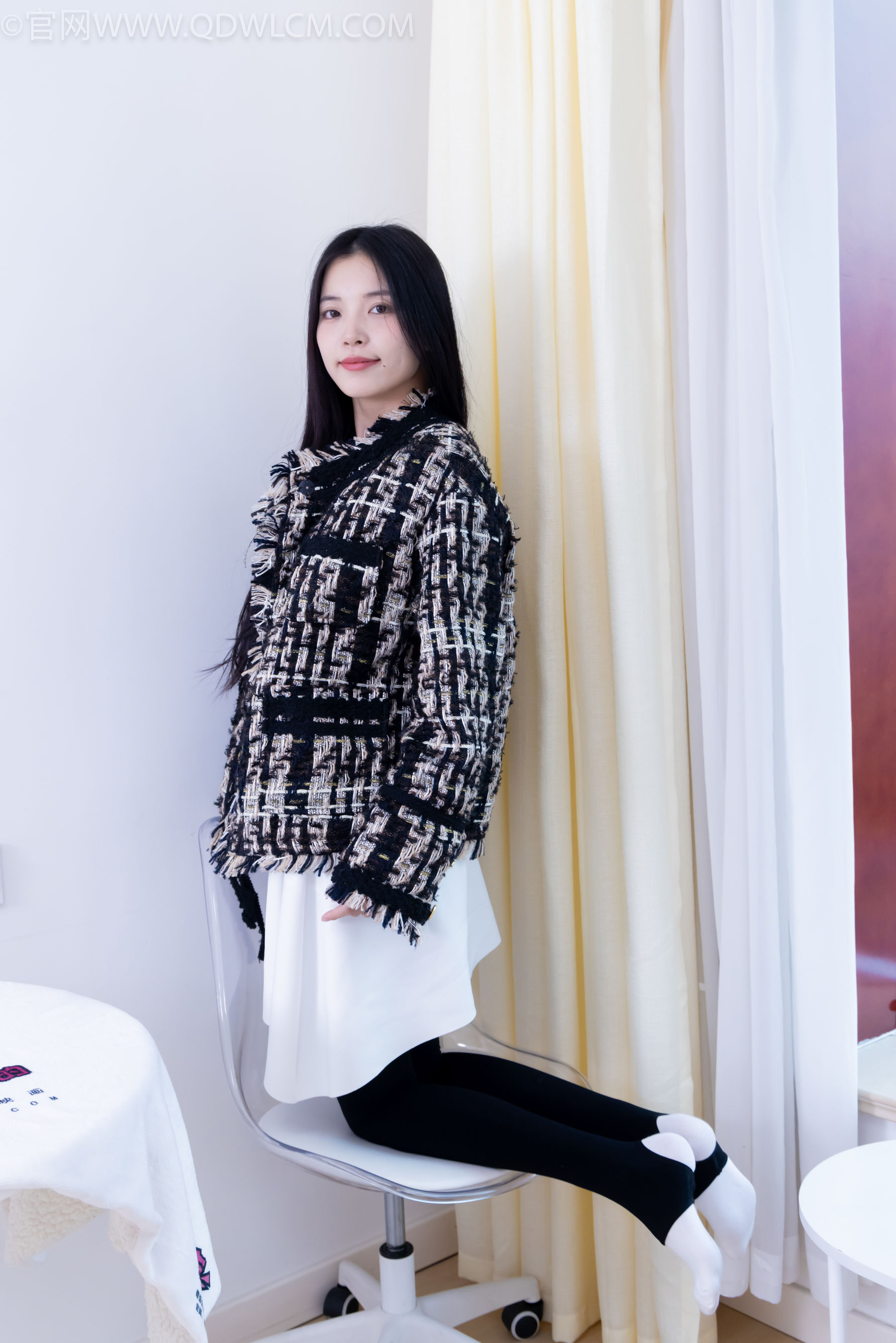 物恋传媒 No.2260 茯苓 -板鞋、黑色踩脚裤、白棉袜/(156P)