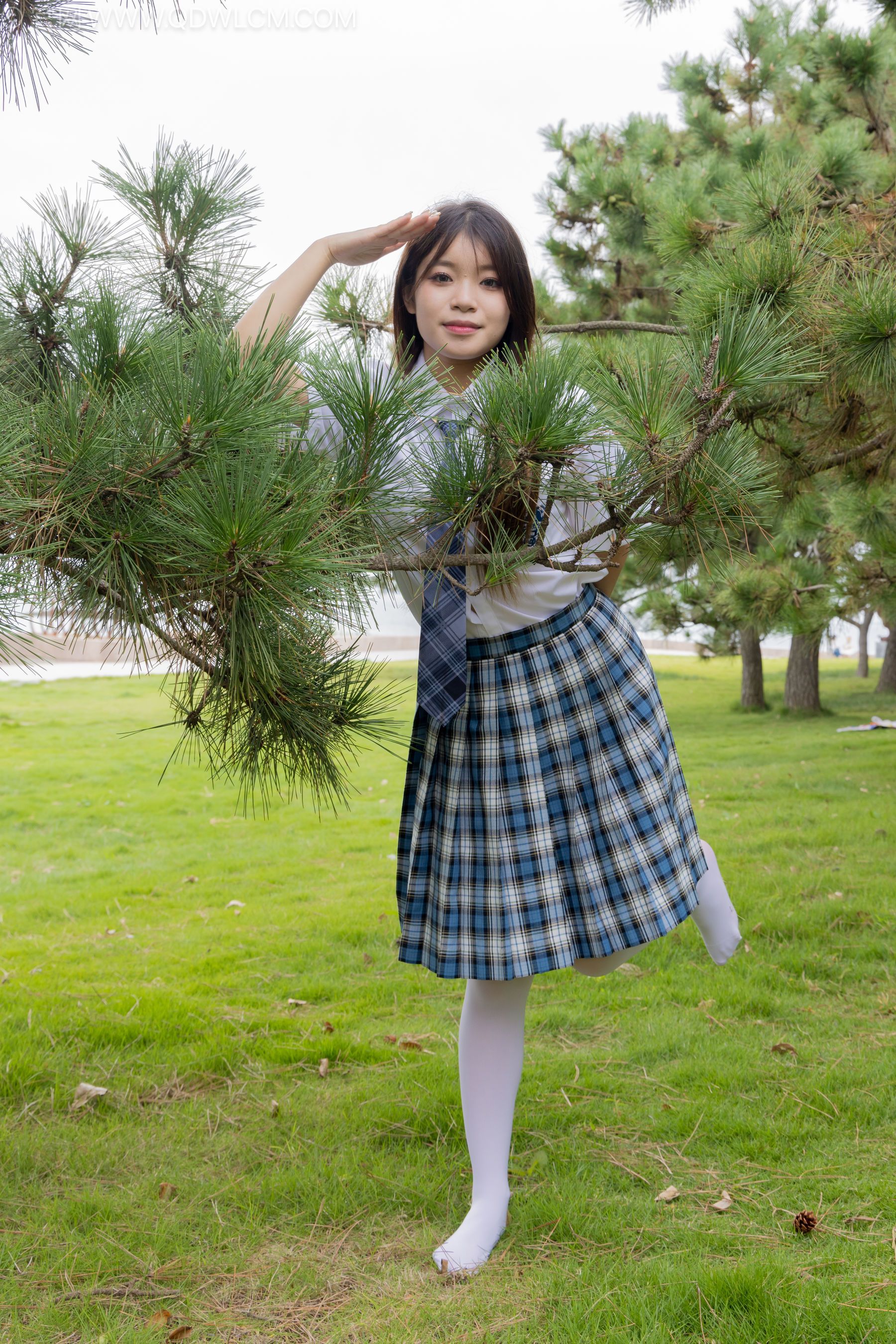 物恋传媒 No.2242 闪闪 -板鞋、厚白丝、户外草地公园沙滩脱鞋丝袜走路剧情/(155P)