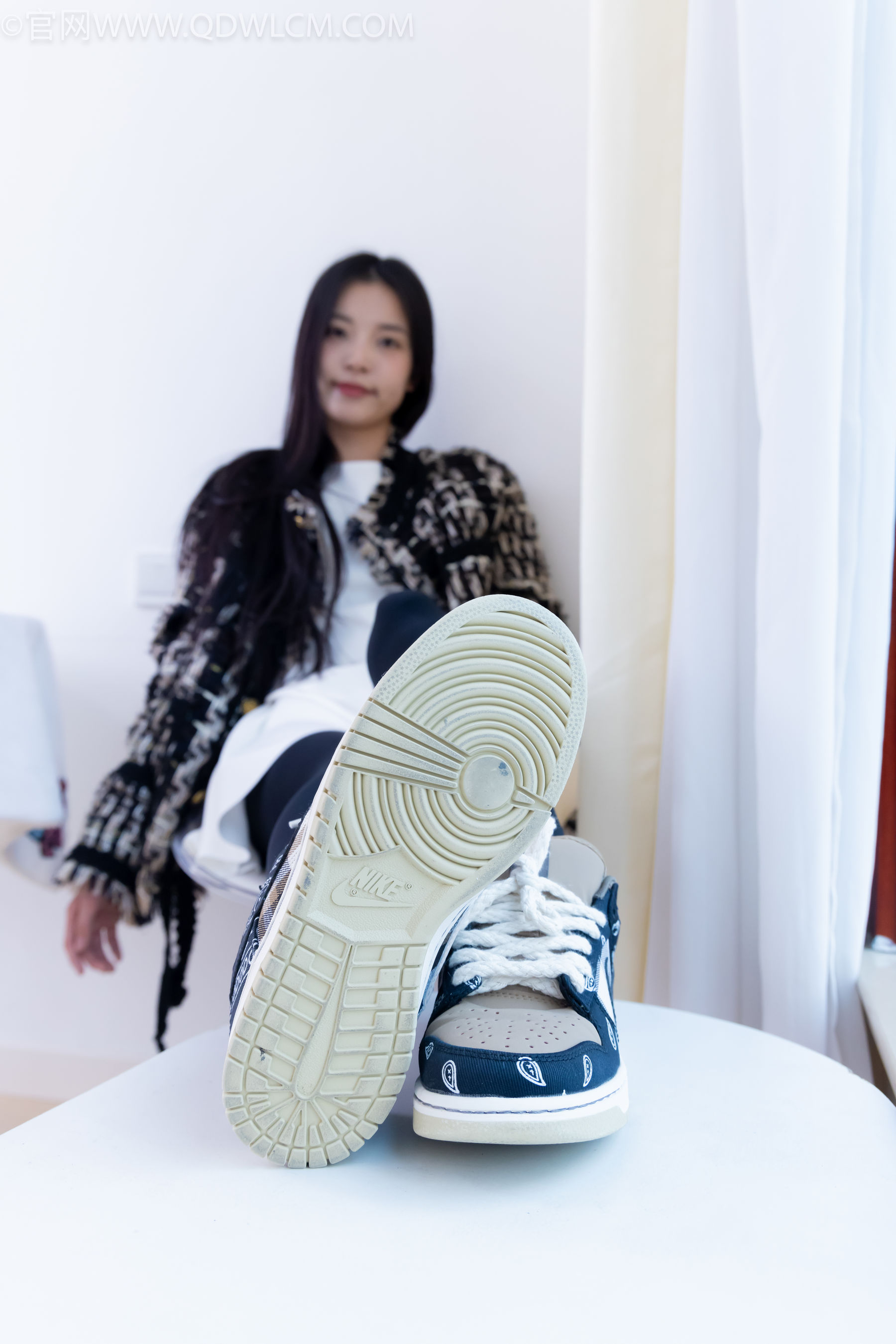 物恋传媒 No.2260 茯苓 -板鞋、黑色踩脚裤、白棉袜/(156P)