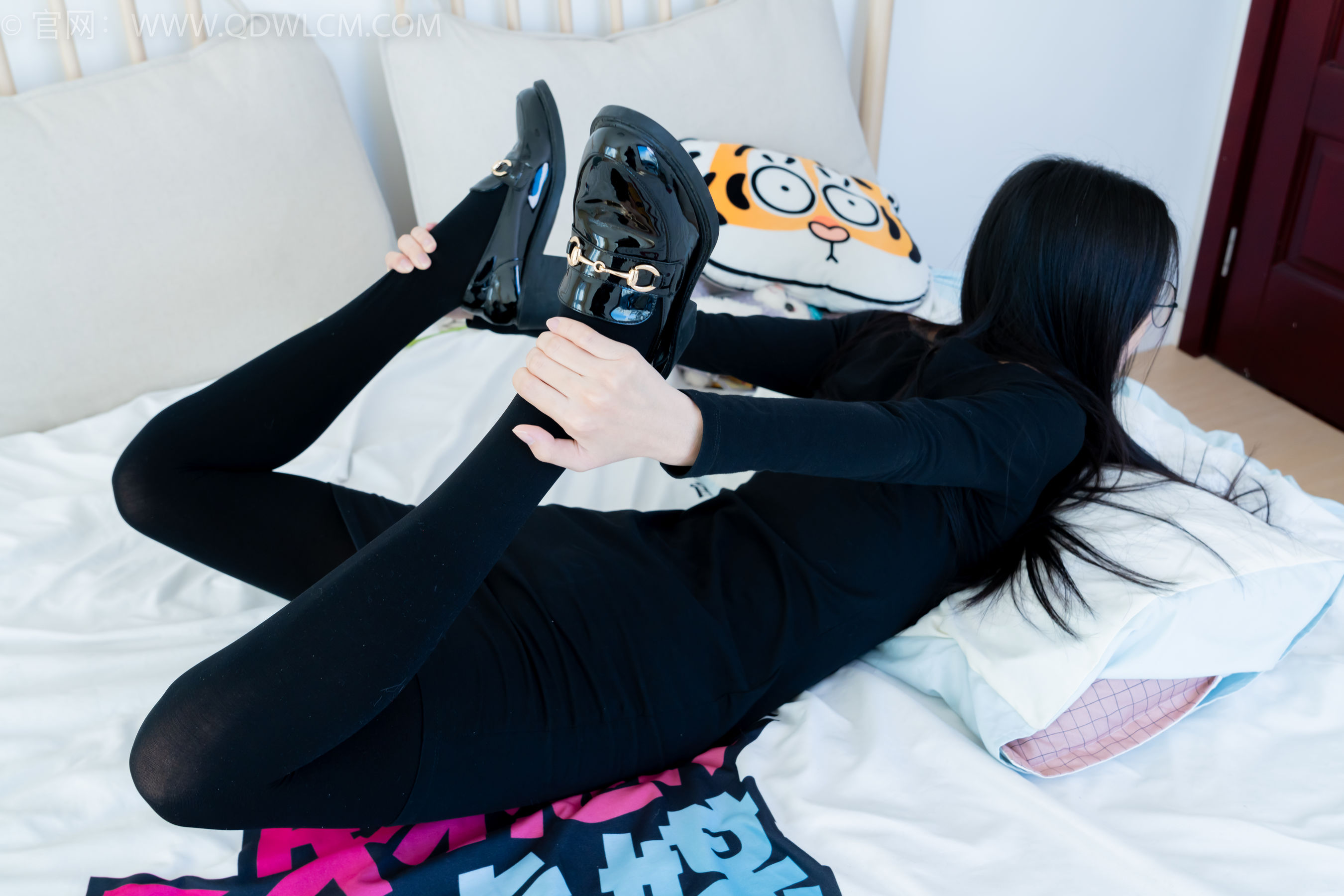 物恋传媒 No.2256 茯苓 -平底鞋、厚肉丝、厚黑丝、皮筋绑脚和挠脚心剧情/(220P)