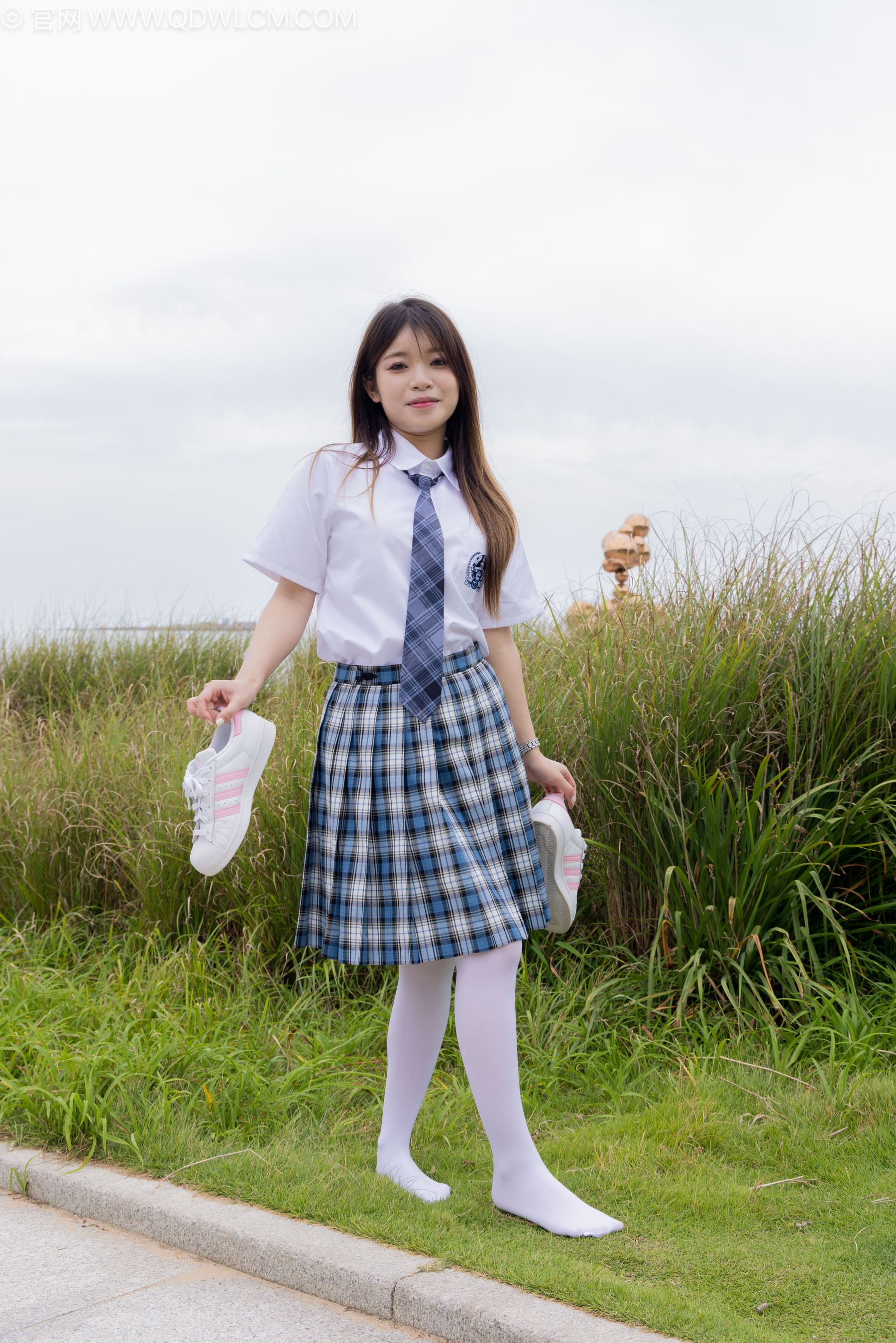 物恋传媒 No.2242 闪闪 -板鞋、厚白丝、户外草地公园沙滩脱鞋丝袜走路剧情/(155P)