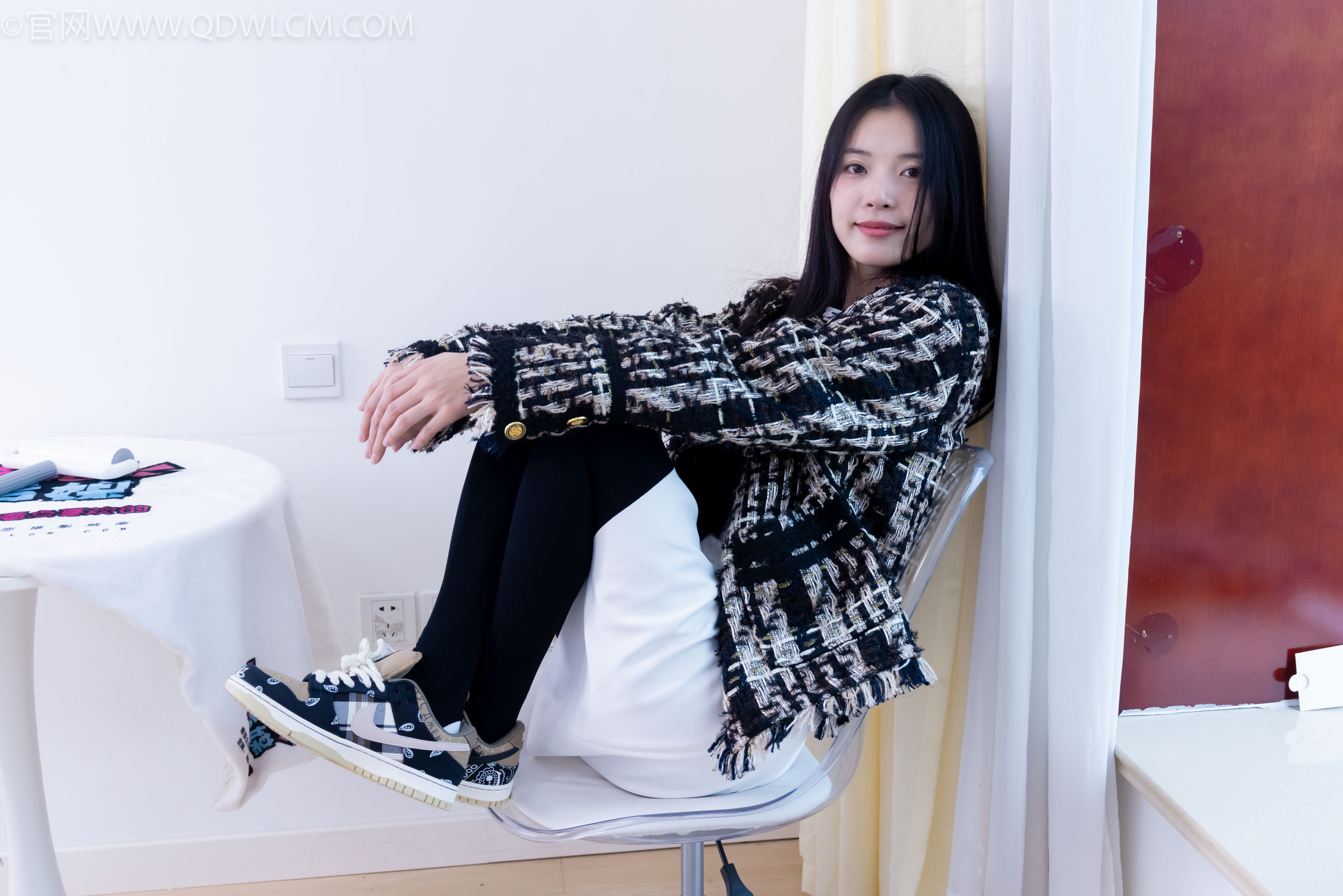 物恋传媒 No.2260 茯苓 -板鞋、黑色踩脚裤、白棉袜/(156P)