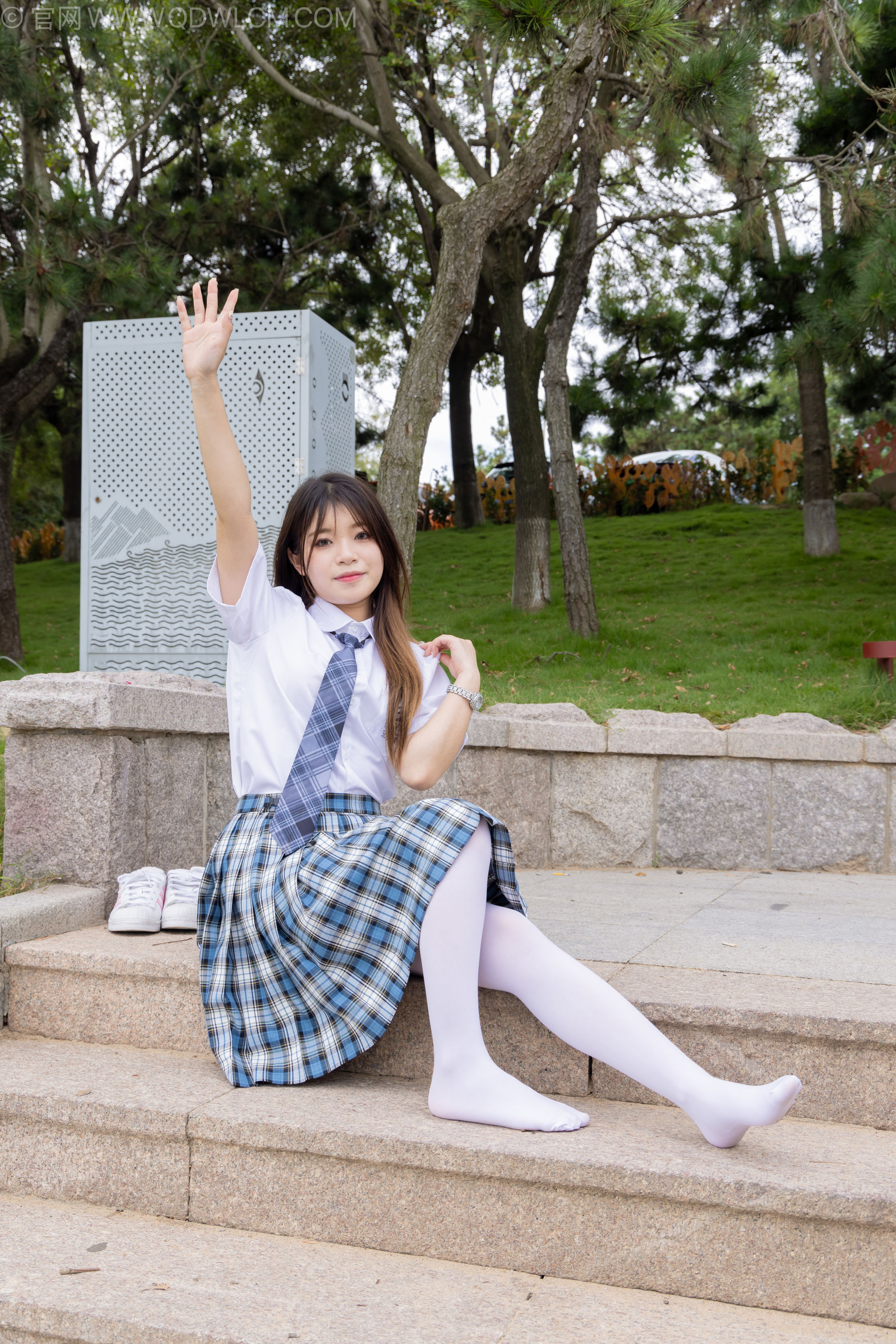 物恋传媒 No.2242 闪闪 -板鞋、厚白丝、户外草地公园沙滩脱鞋丝袜走路剧情/(155P)