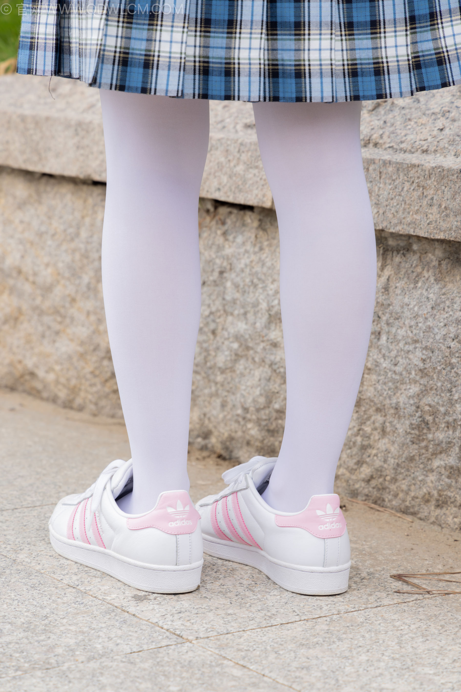 物恋传媒 No.2242 闪闪 -板鞋、厚白丝、户外草地公园沙滩脱鞋丝袜走路剧情/(155P)