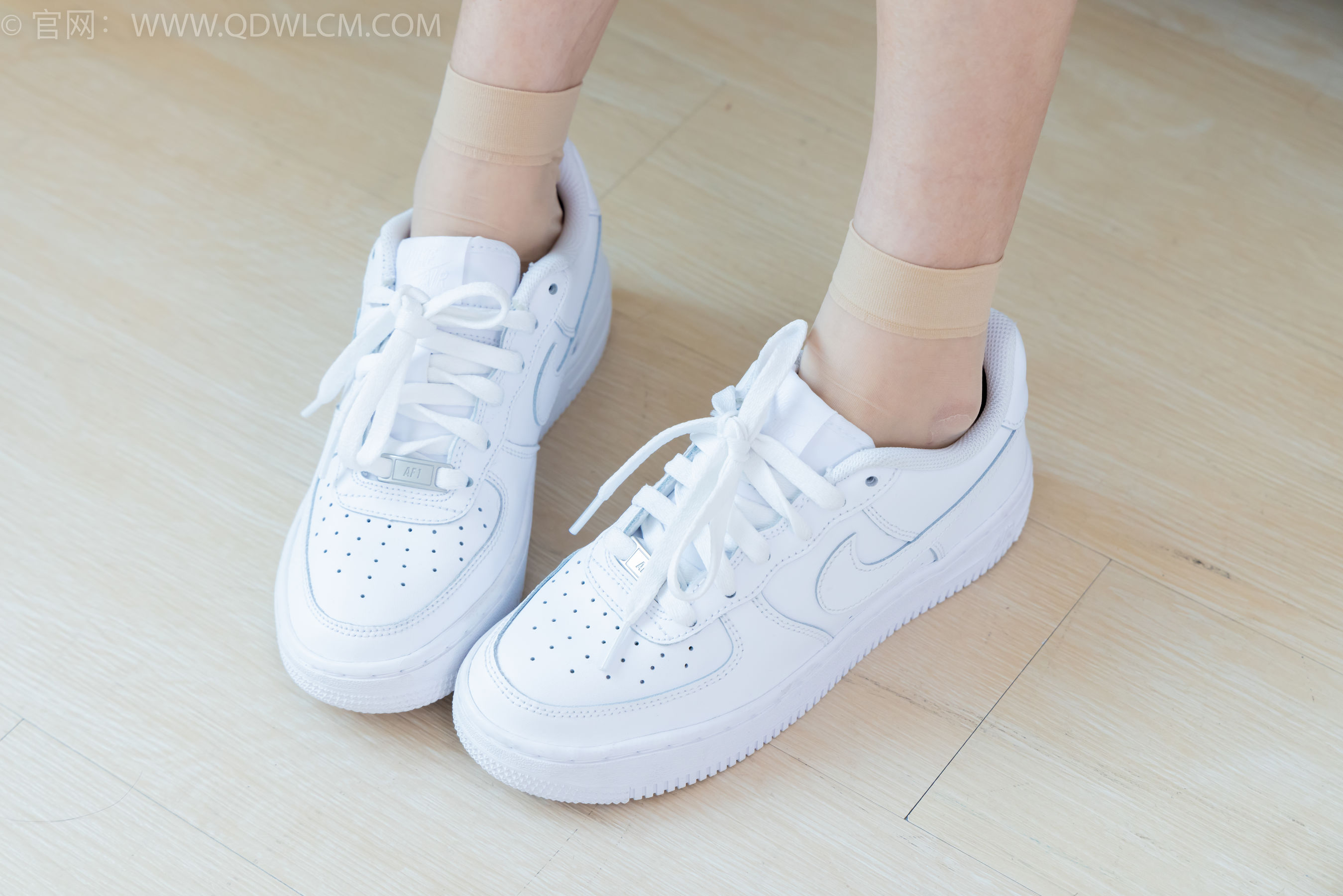 物恋传媒 No.2245 茯苓 -板鞋、短款薄肉丝、裸足/(190P)