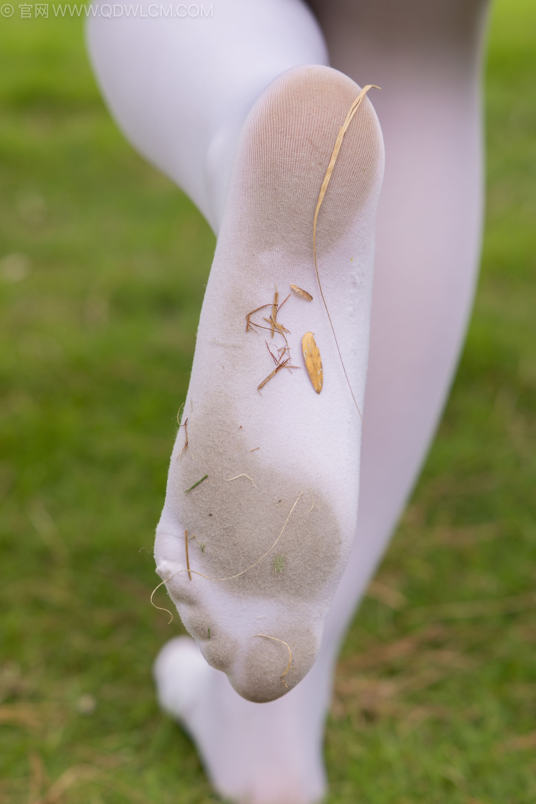 物恋传媒 No.2242 闪闪 -板鞋、厚白丝、户外草地公园沙滩脱鞋丝袜走路剧情/(155P)