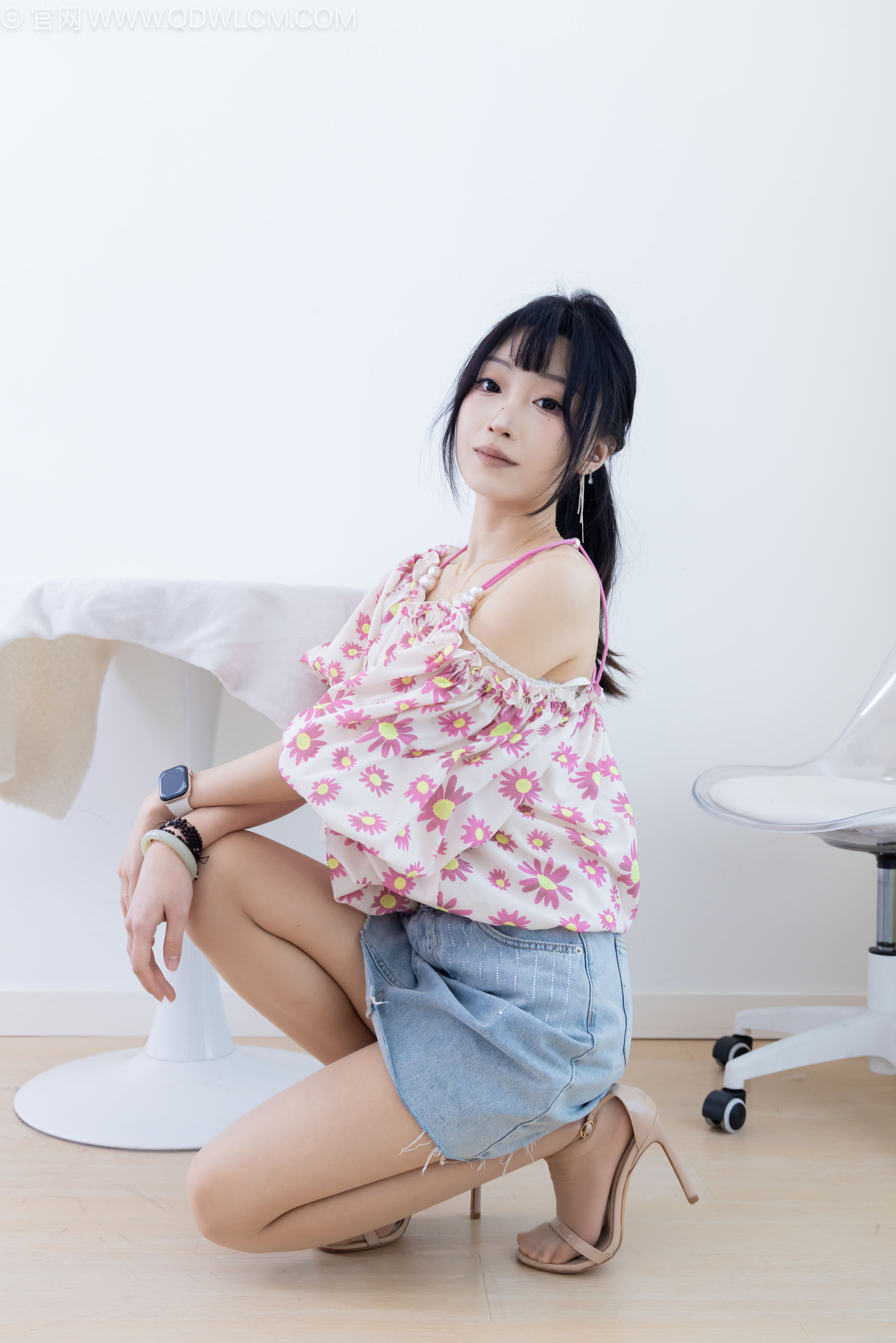 物恋传媒 No.2240 嘟嘟 -三双高跟鞋、薄肉丝、裸足、视频以超近景特写为主/(155P)