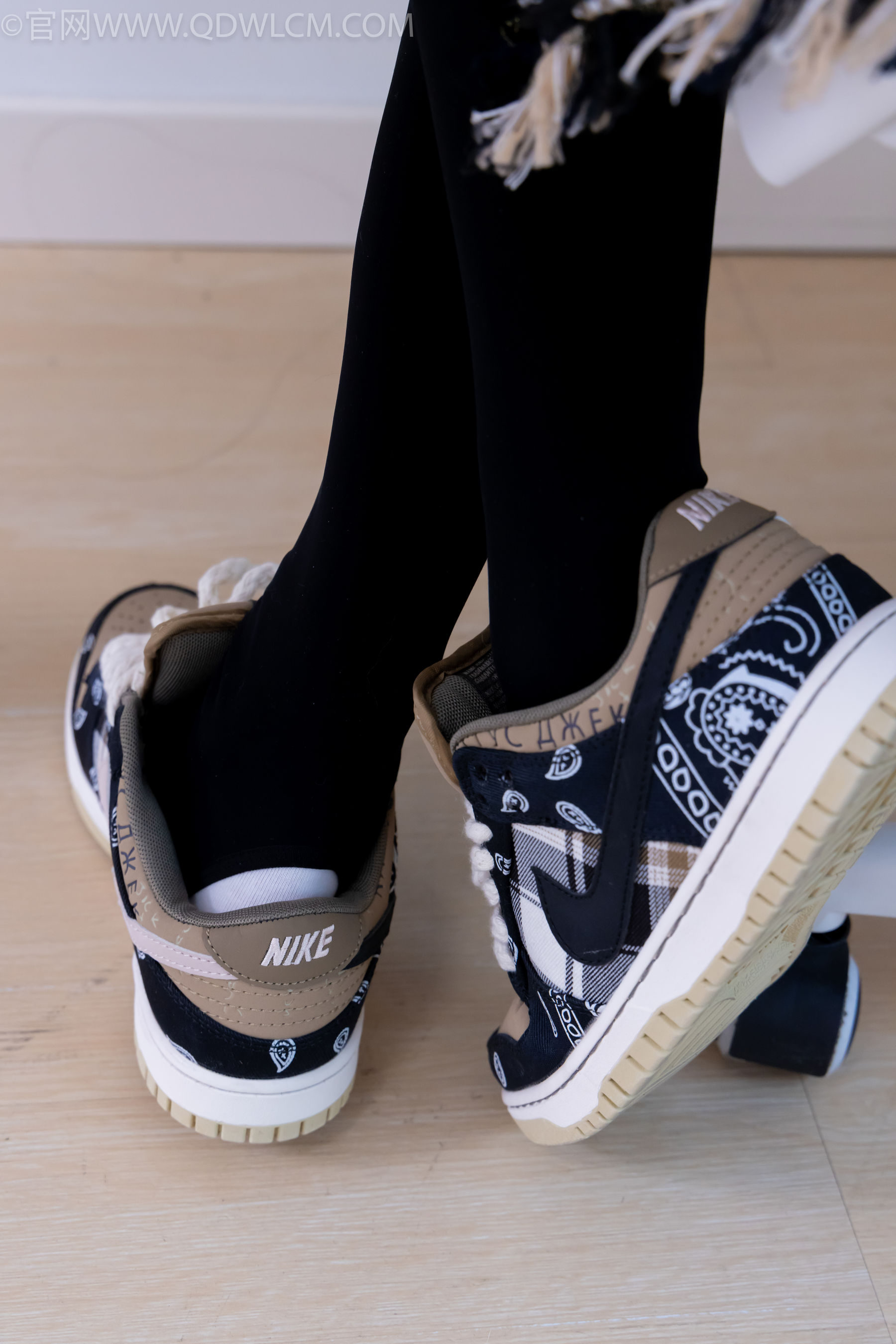 物恋传媒 No.2260 茯苓 -板鞋、黑色踩脚裤、白棉袜/(156P)