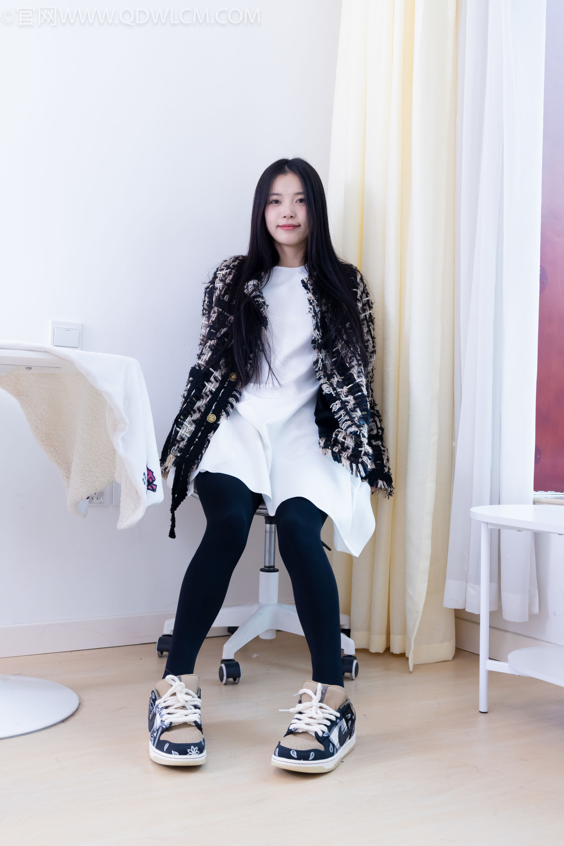 物恋传媒 No.2260 茯苓 -板鞋、黑色踩脚裤、白棉袜/(156P)