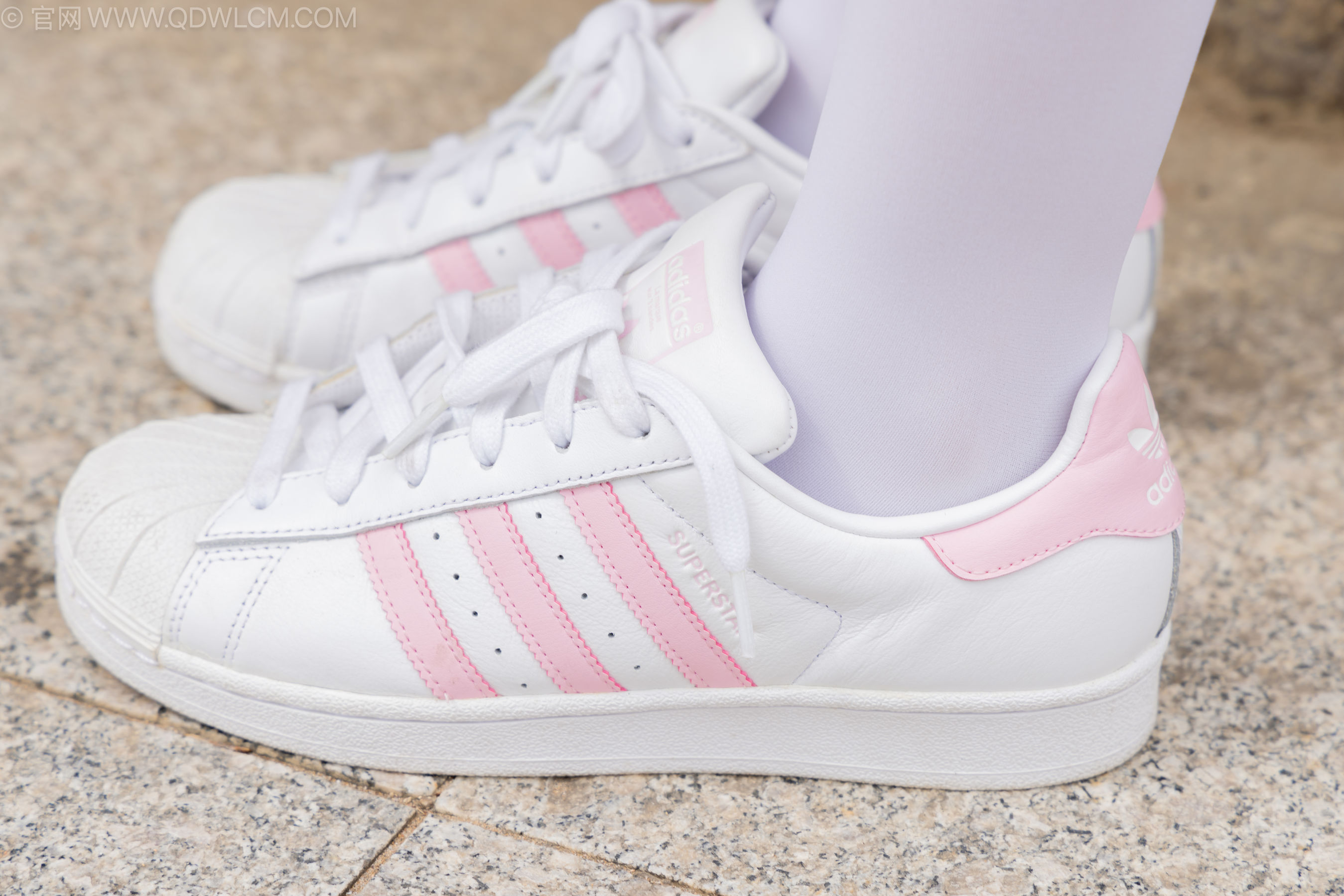 物恋传媒 No.2242 闪闪 -板鞋、厚白丝、户外草地公园沙滩脱鞋丝袜走路剧情/(155P)