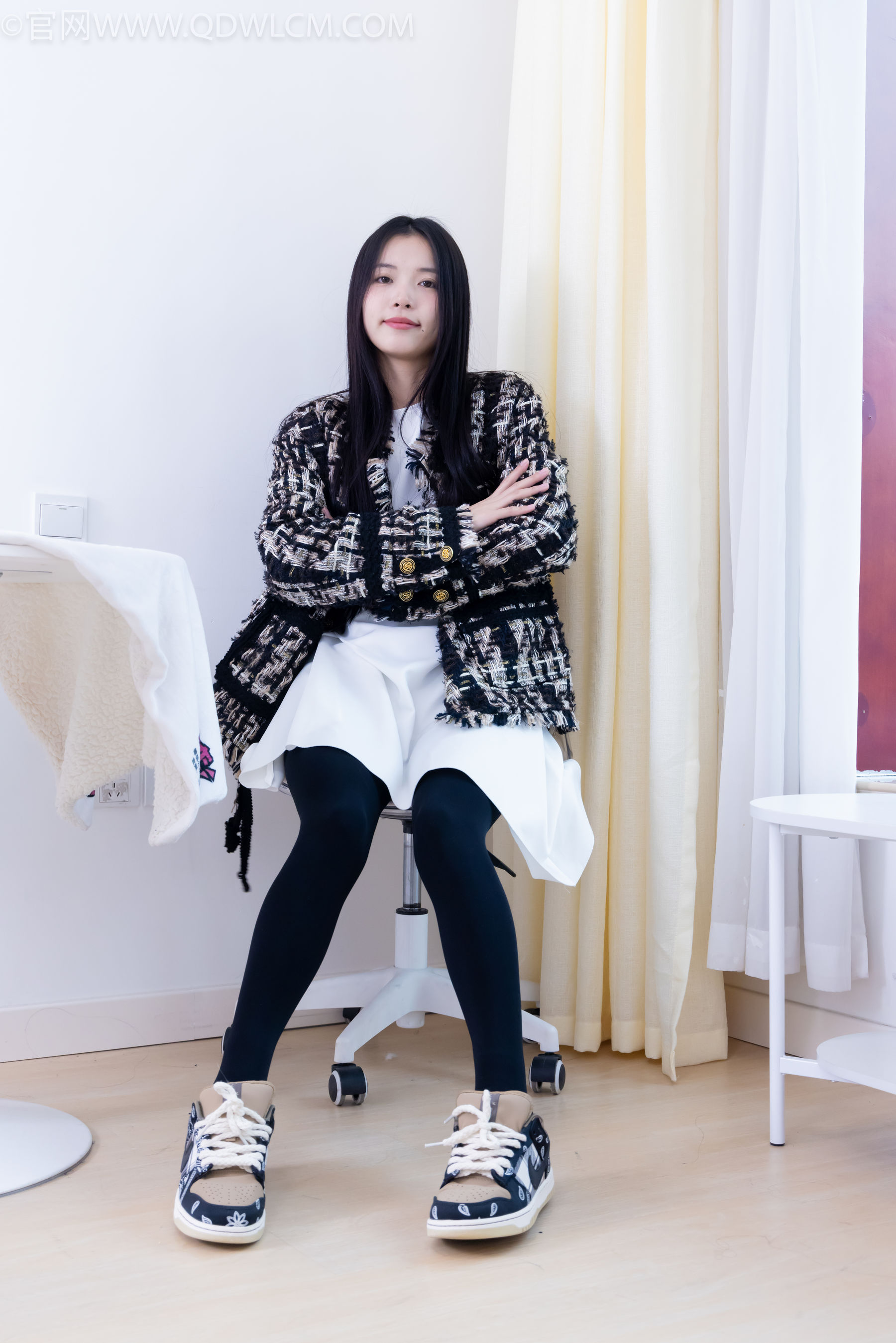 物恋传媒 No.2260 茯苓 -板鞋、黑色踩脚裤、白棉袜/(156P)