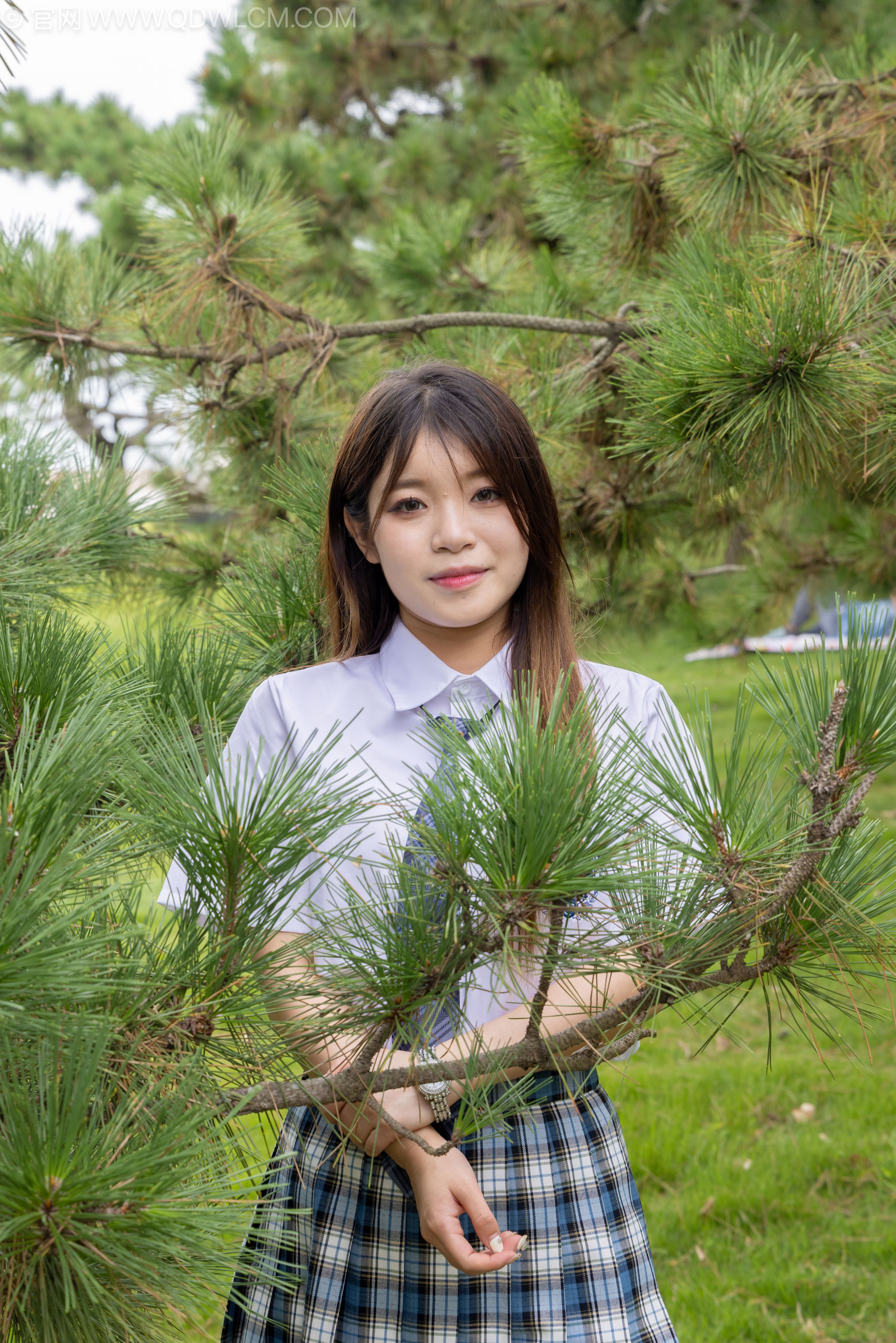 物恋传媒 No.2242 闪闪 -板鞋、厚白丝、户外草地公园沙滩脱鞋丝袜走路剧情/(155P)