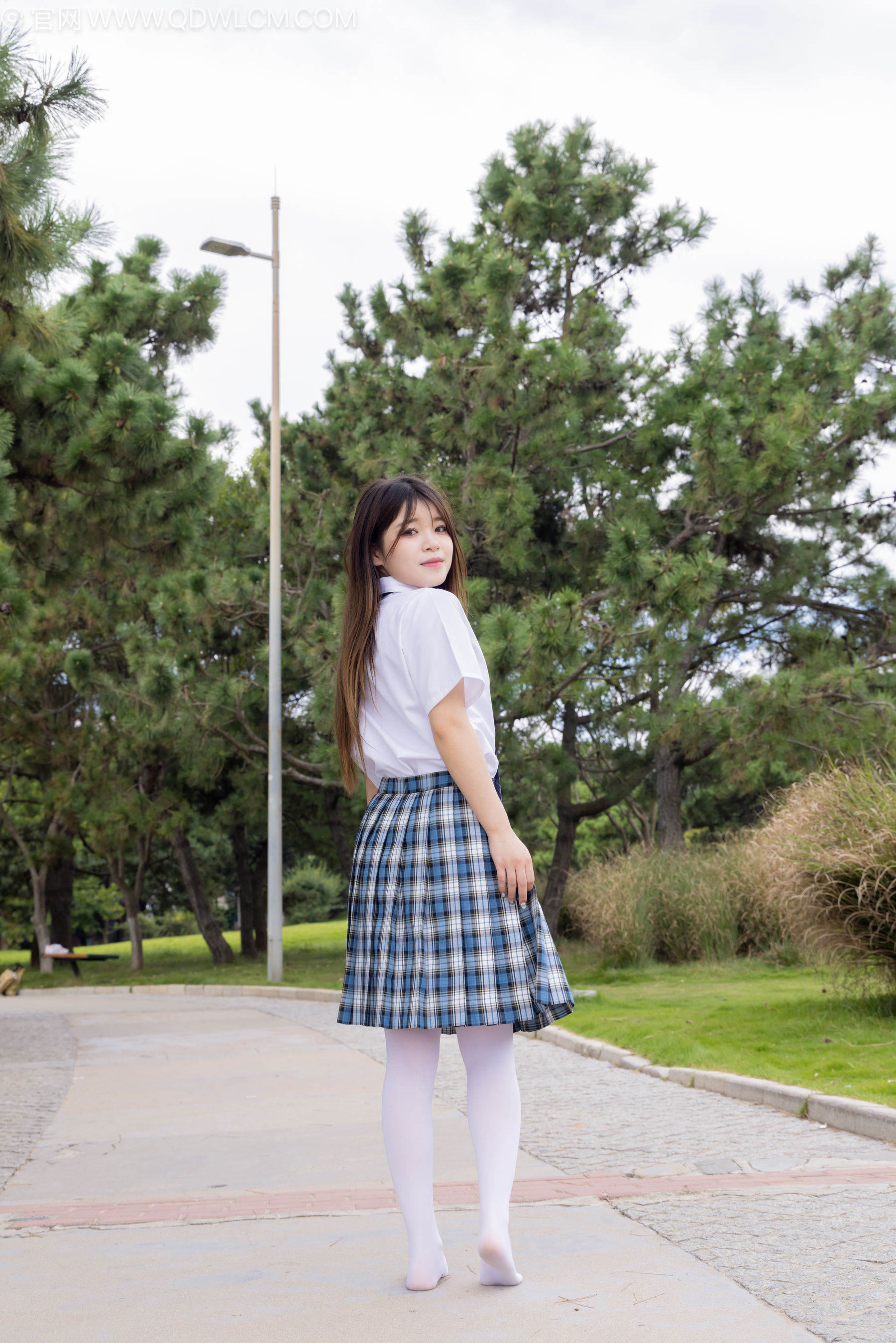 物恋传媒 No.2242 闪闪 -板鞋、厚白丝、户外草地公园沙滩脱鞋丝袜走路剧情/(155P)