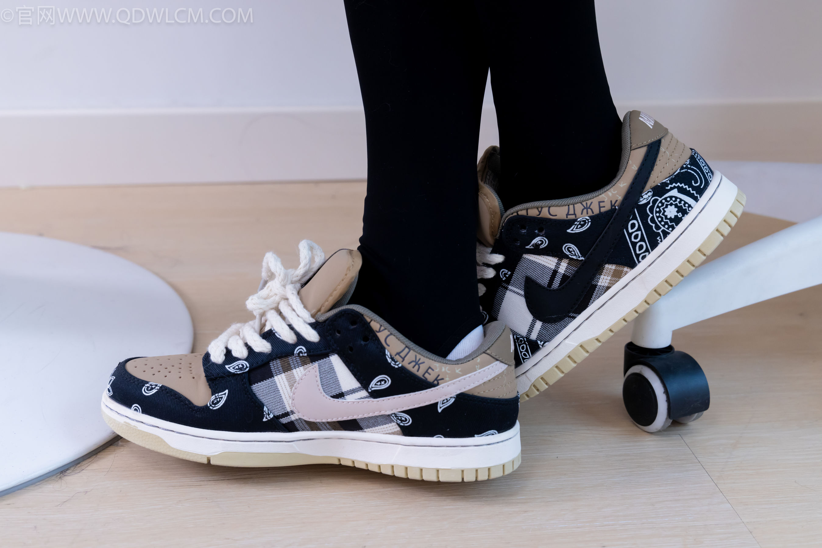 物恋传媒 No.2260 茯苓 -板鞋、黑色踩脚裤、白棉袜/(156P)