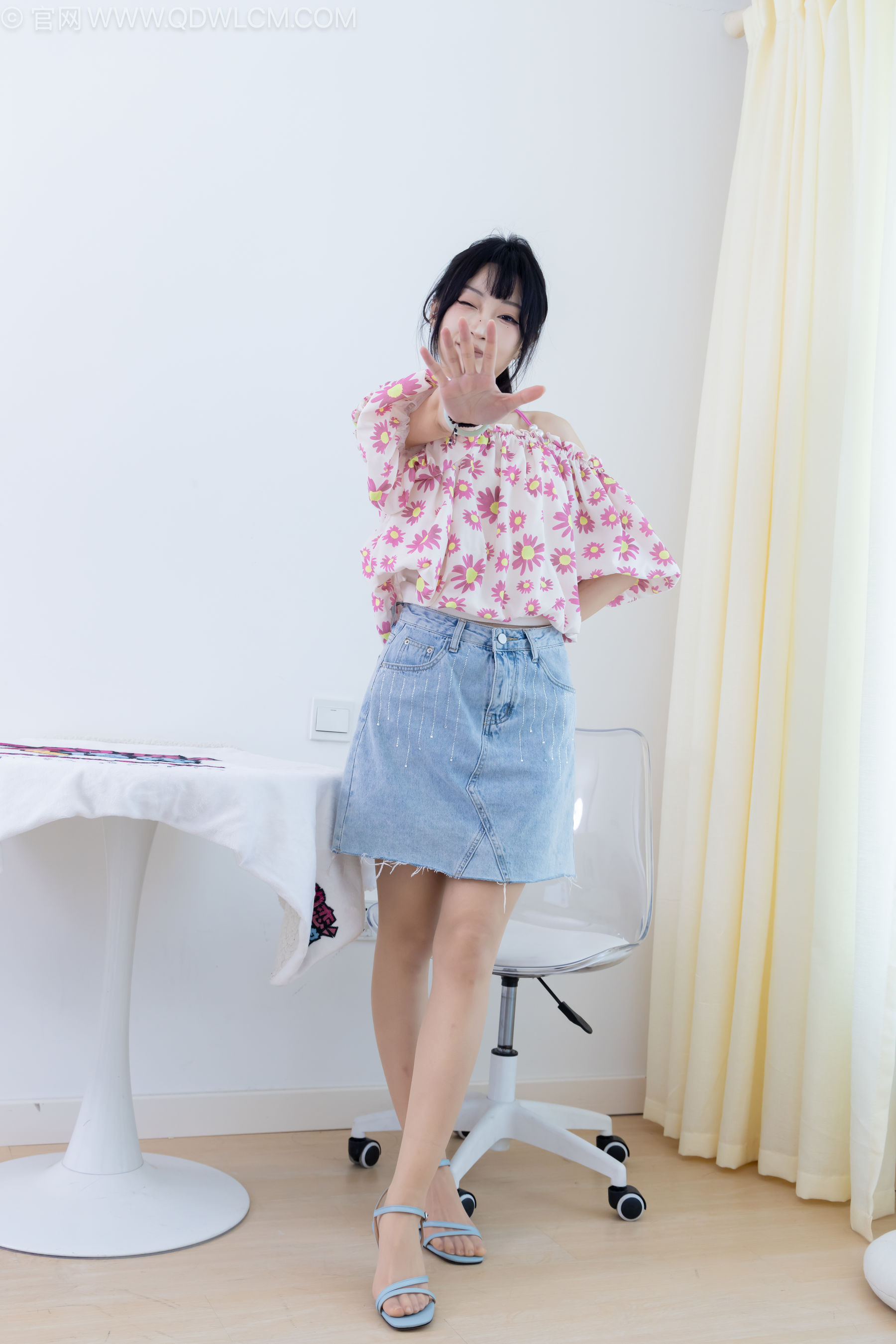 物恋传媒 No.2240 嘟嘟 -三双高跟鞋、薄肉丝、裸足、视频以超近景特写为主/(155P)