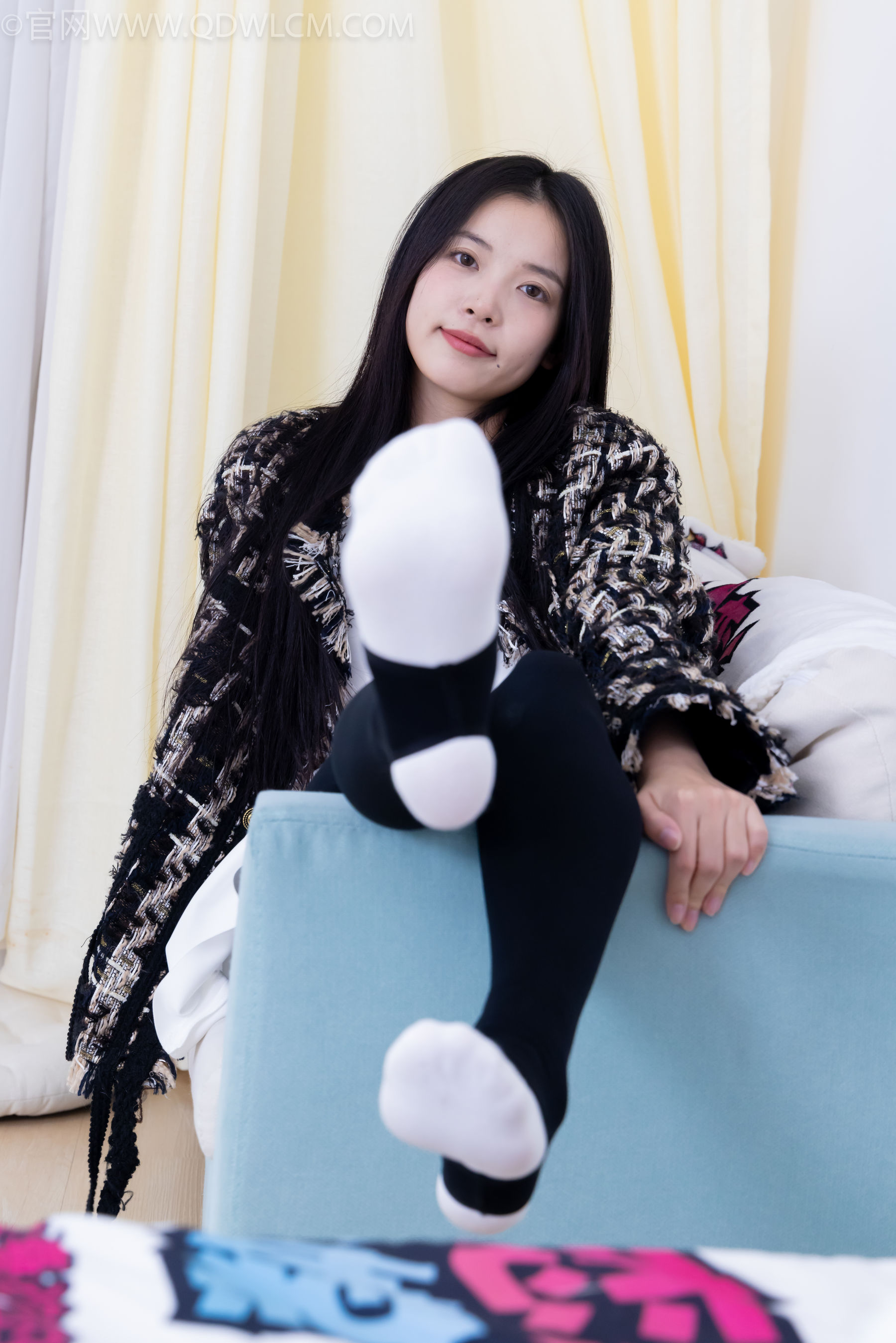 物恋传媒 No.2260 茯苓 -板鞋、黑色踩脚裤、白棉袜/(156P)