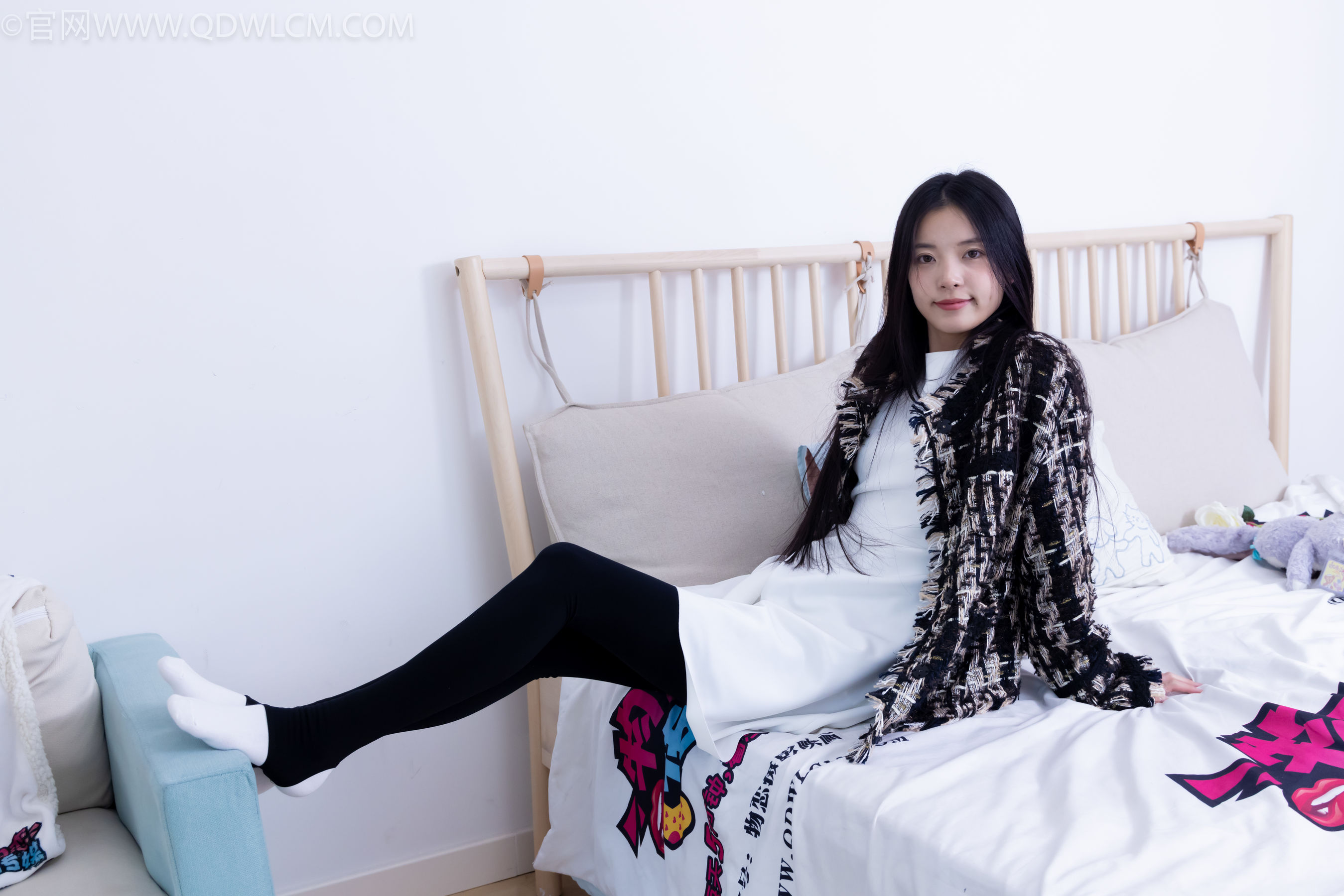 物恋传媒 No.2260 茯苓 -板鞋、黑色踩脚裤、白棉袜/(156P)