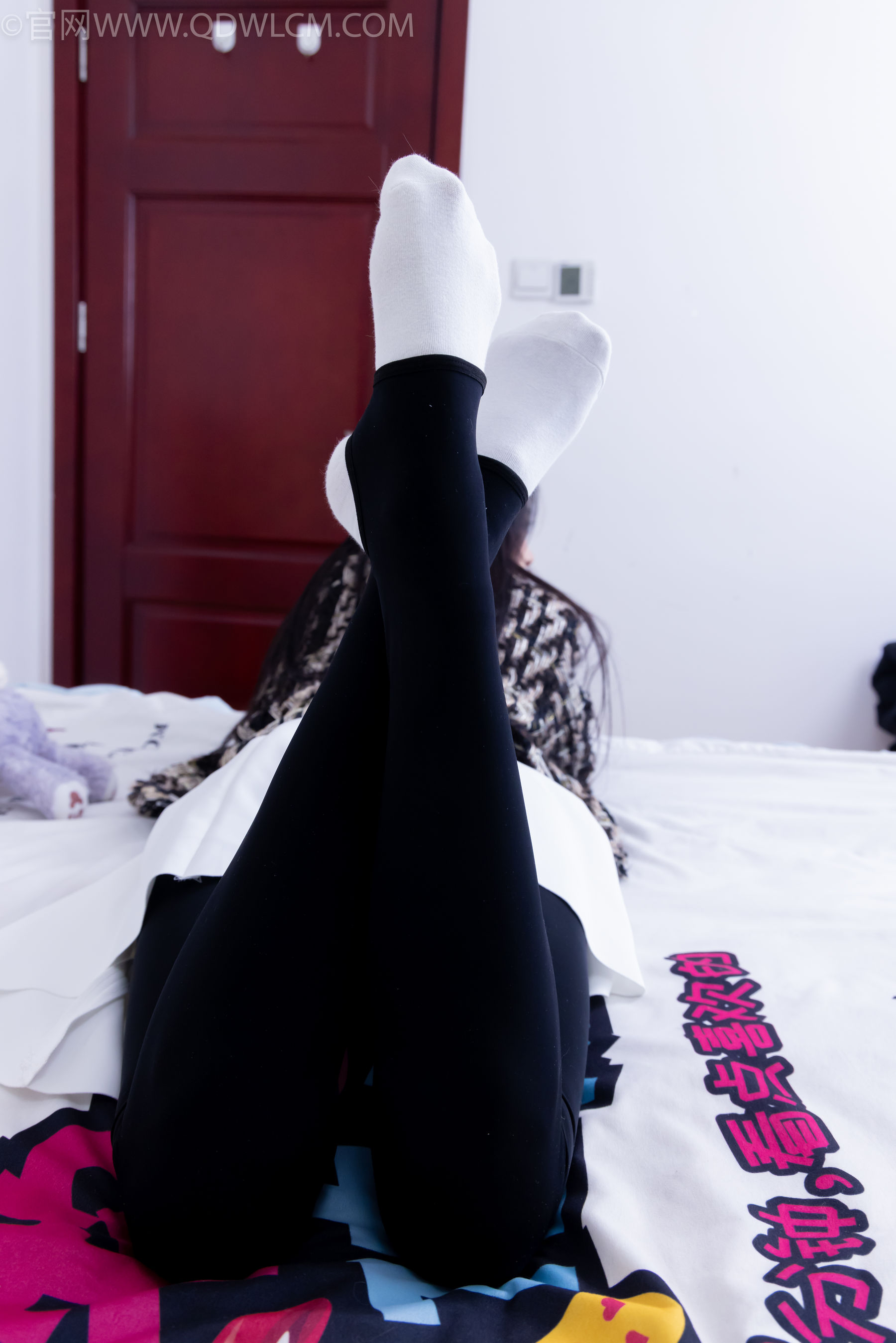 物恋传媒 No.2260 茯苓 -板鞋、黑色踩脚裤、白棉袜/(156P)