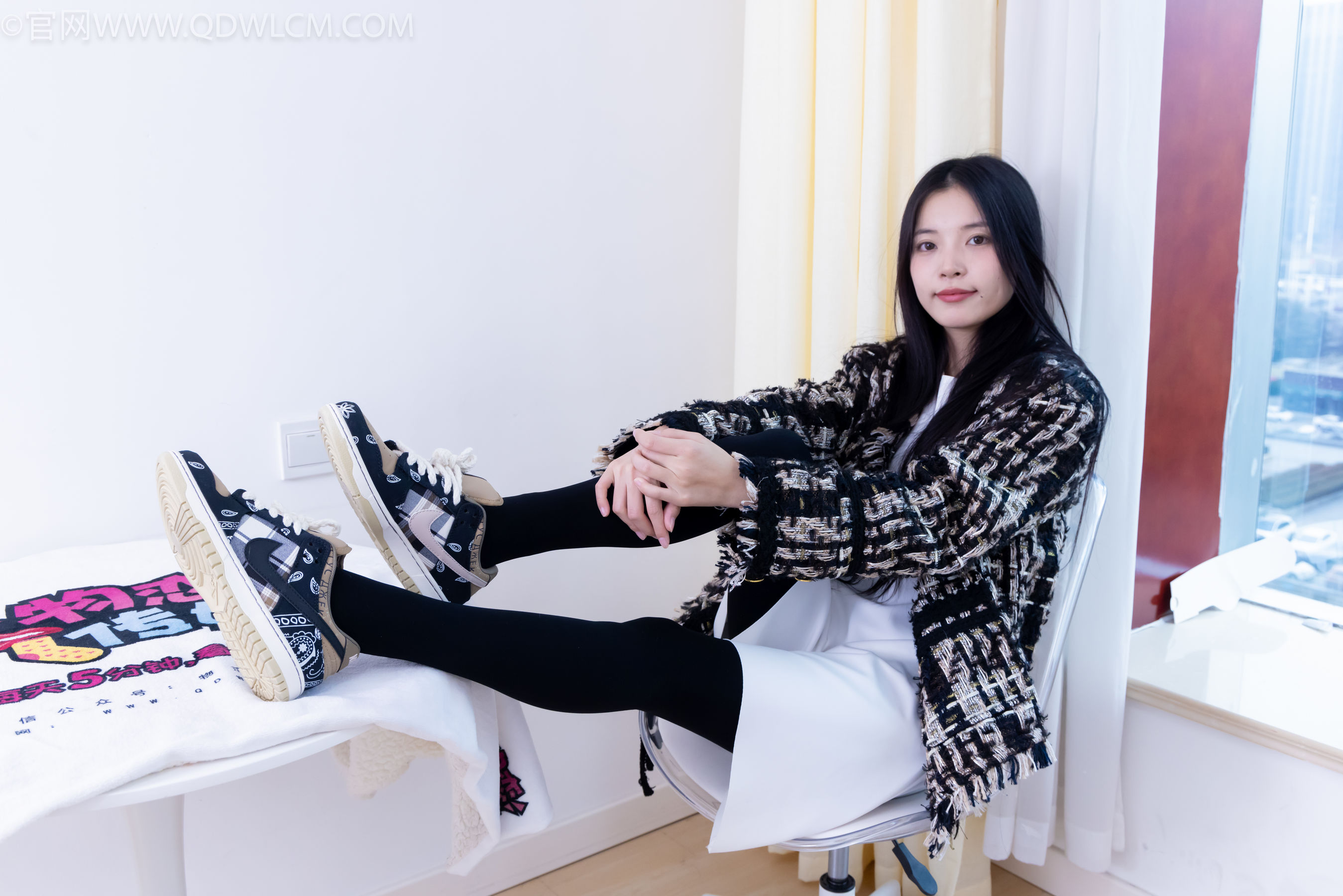 物恋传媒 No.2260 茯苓 -板鞋、黑色踩脚裤、白棉袜/(156P)