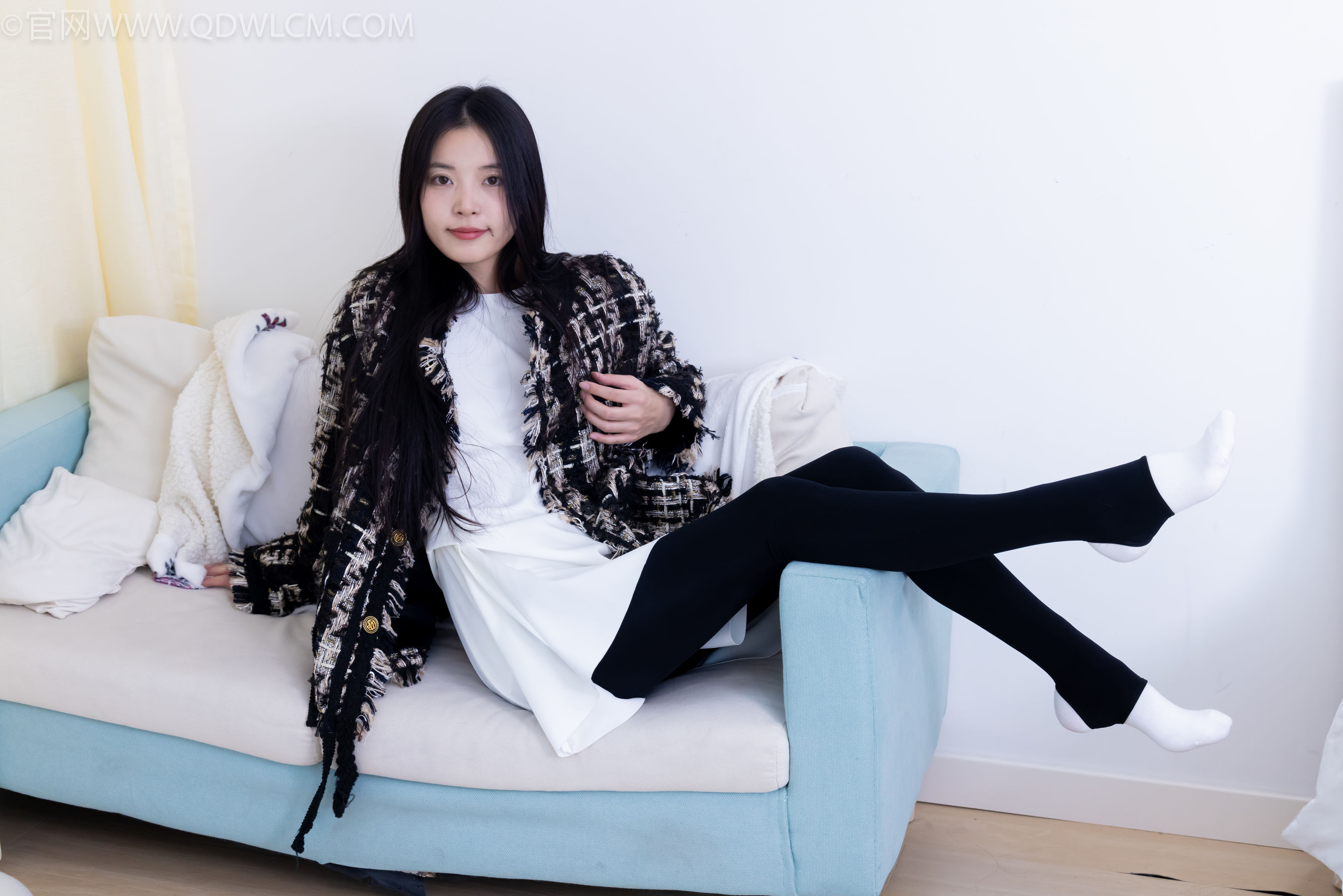 物恋传媒 No.2260 茯苓 -板鞋、黑色踩脚裤、白棉袜/(156P)