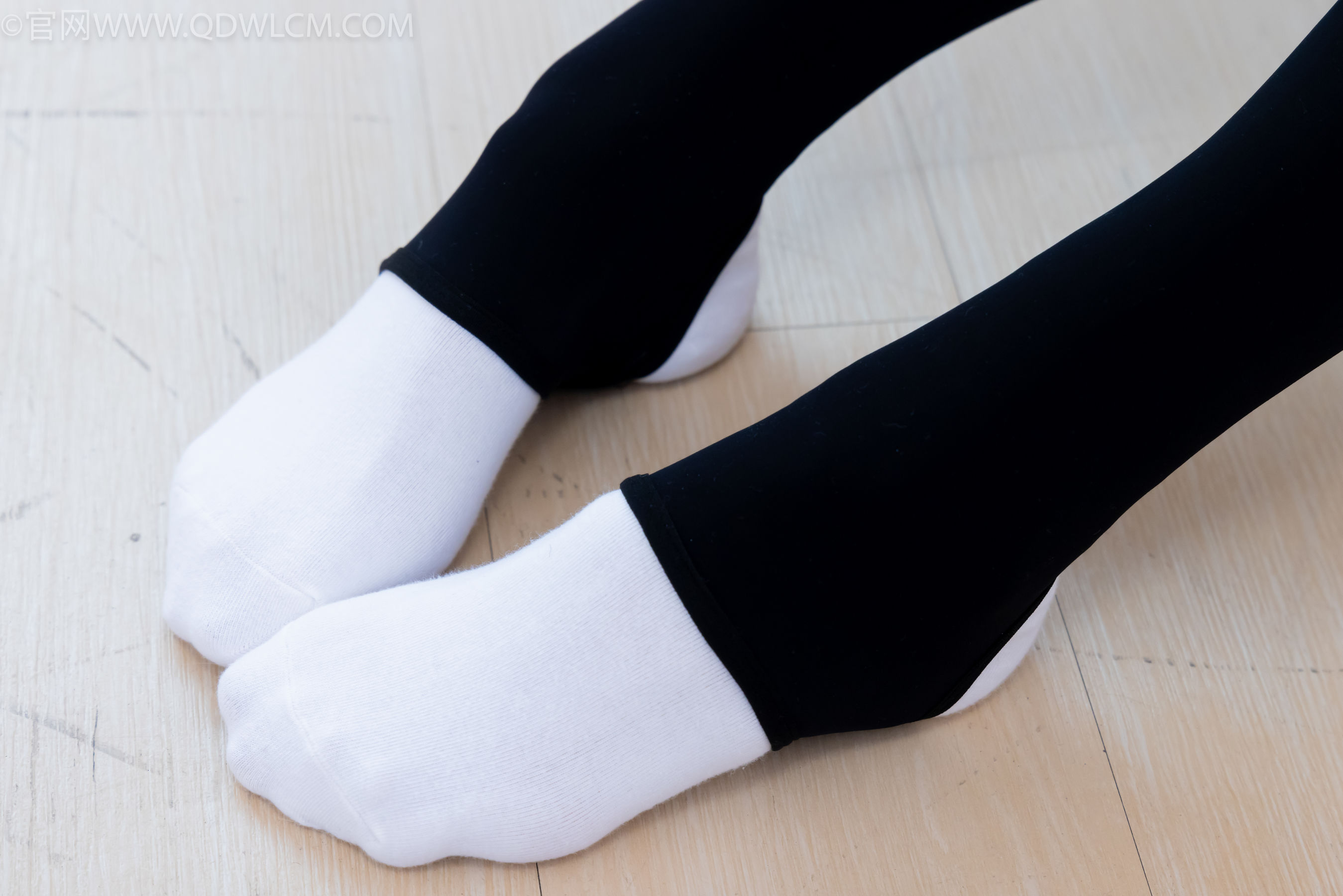 物恋传媒 No.2260 茯苓 -板鞋、黑色踩脚裤、白棉袜/(156P)