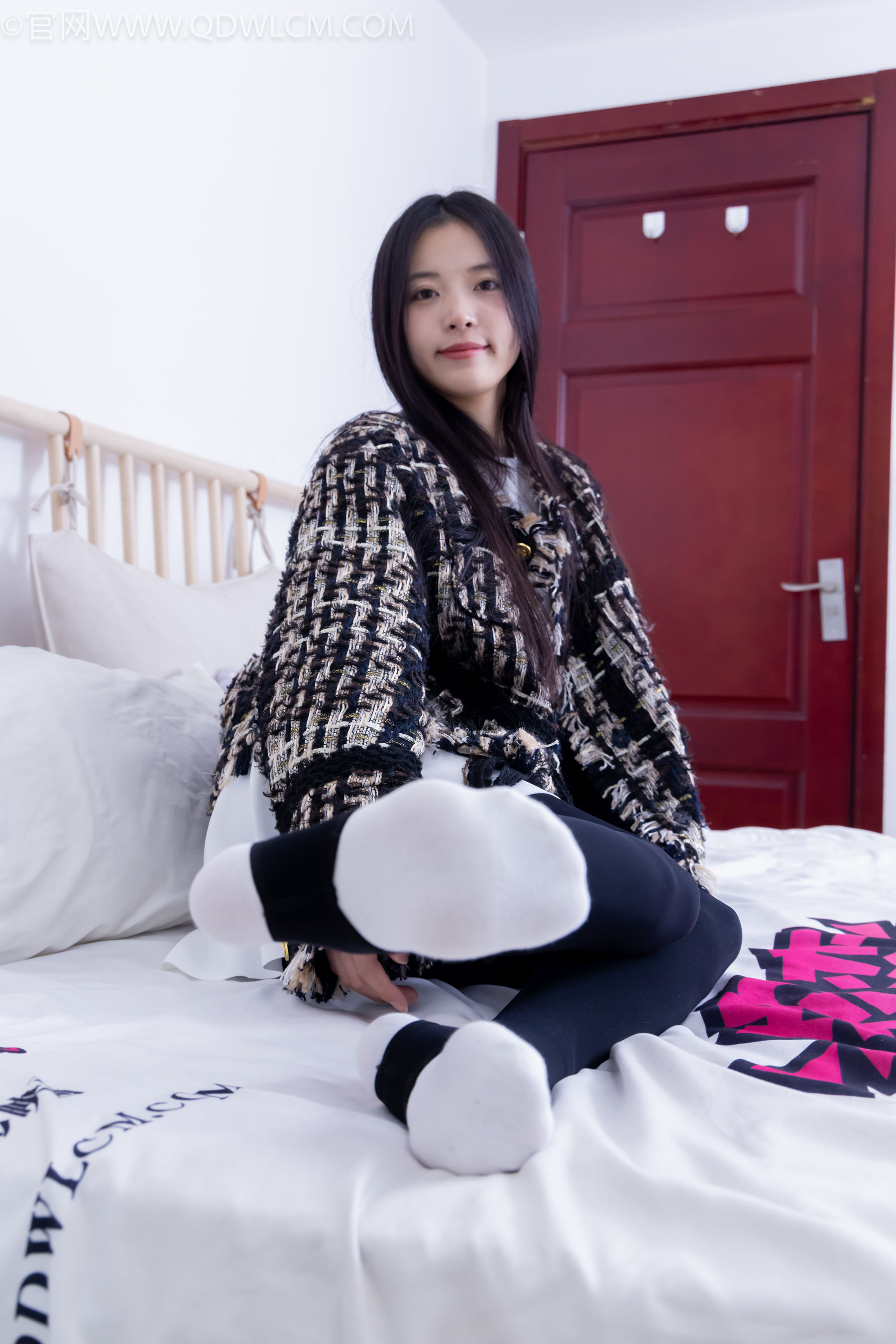 物恋传媒 No.2260 茯苓 -板鞋、黑色踩脚裤、白棉袜/(156P)