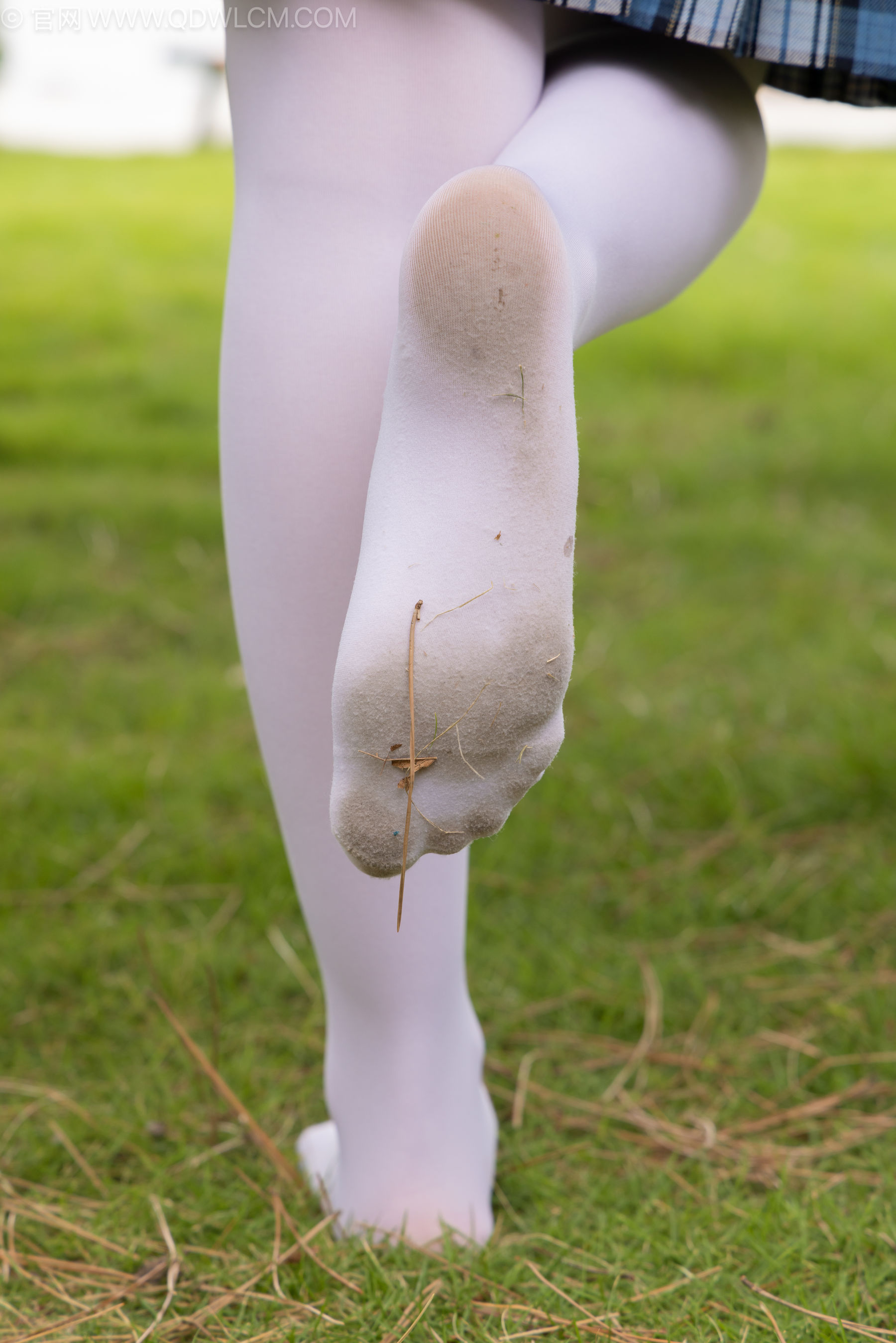 物恋传媒 No.2242 闪闪 -板鞋、厚白丝、户外草地公园沙滩脱鞋丝袜走路剧情/(155P)