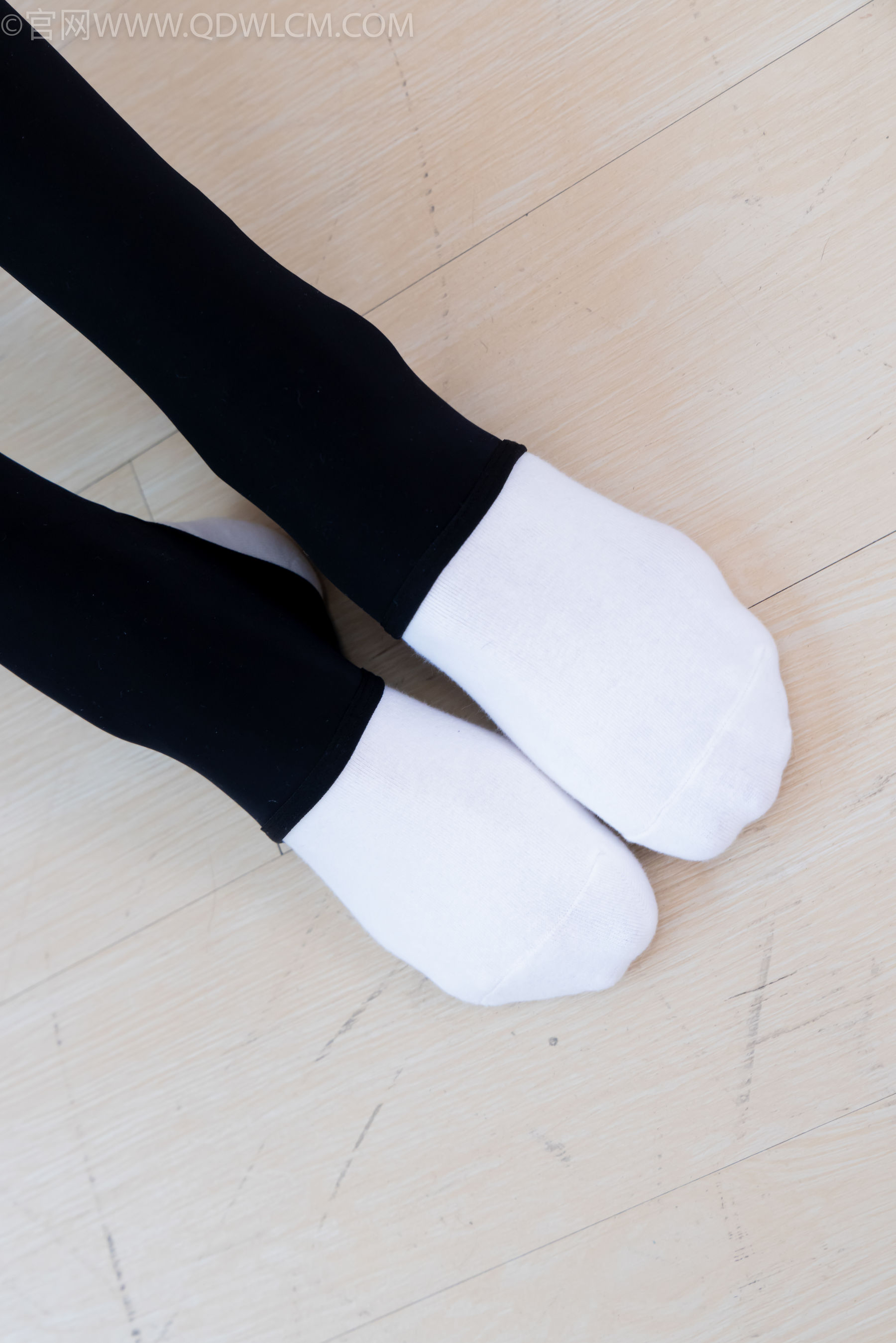 物恋传媒 No.2260 茯苓 -板鞋、黑色踩脚裤、白棉袜/(156P)