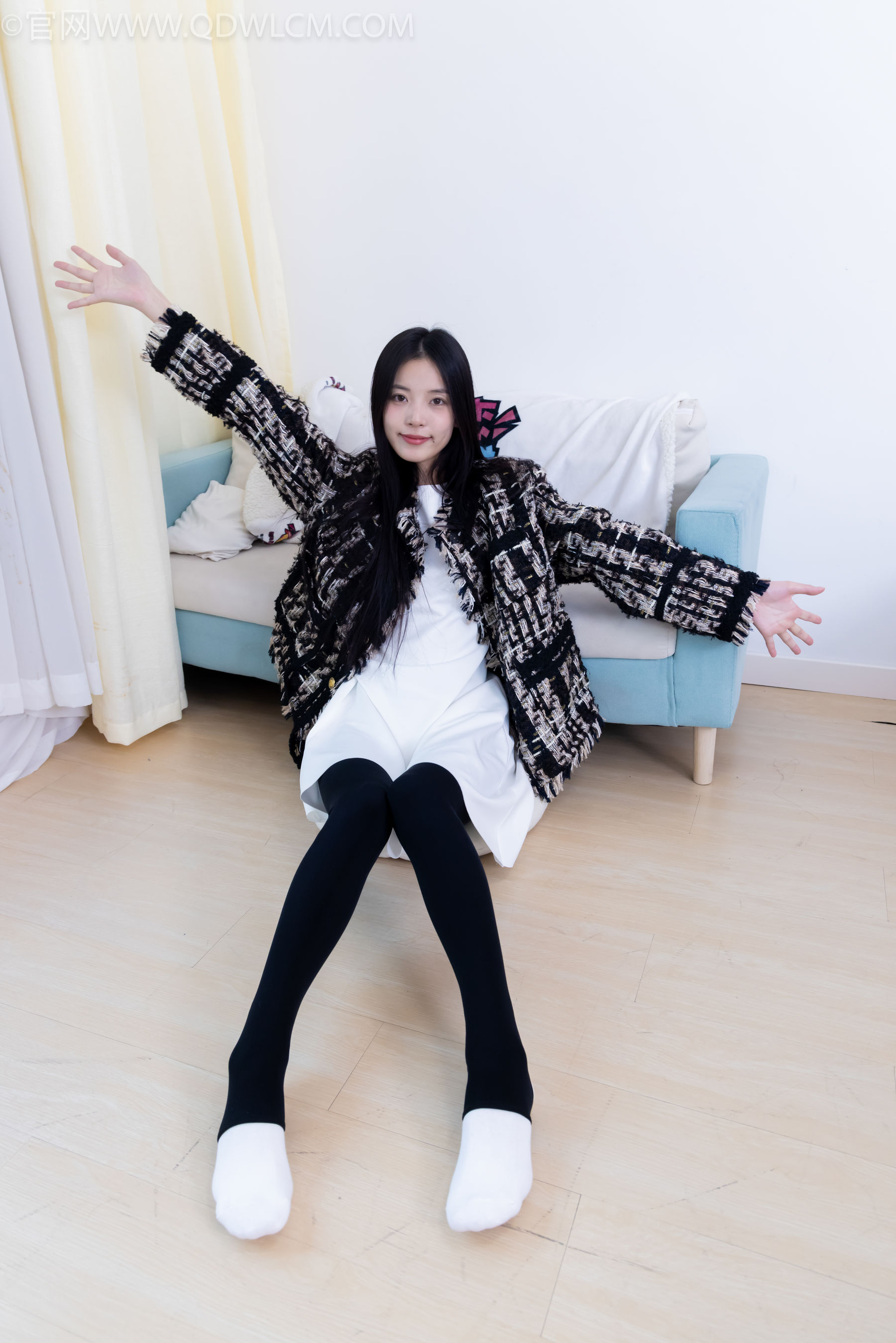 物恋传媒 No.2260 茯苓 -板鞋、黑色踩脚裤、白棉袜/(156P)