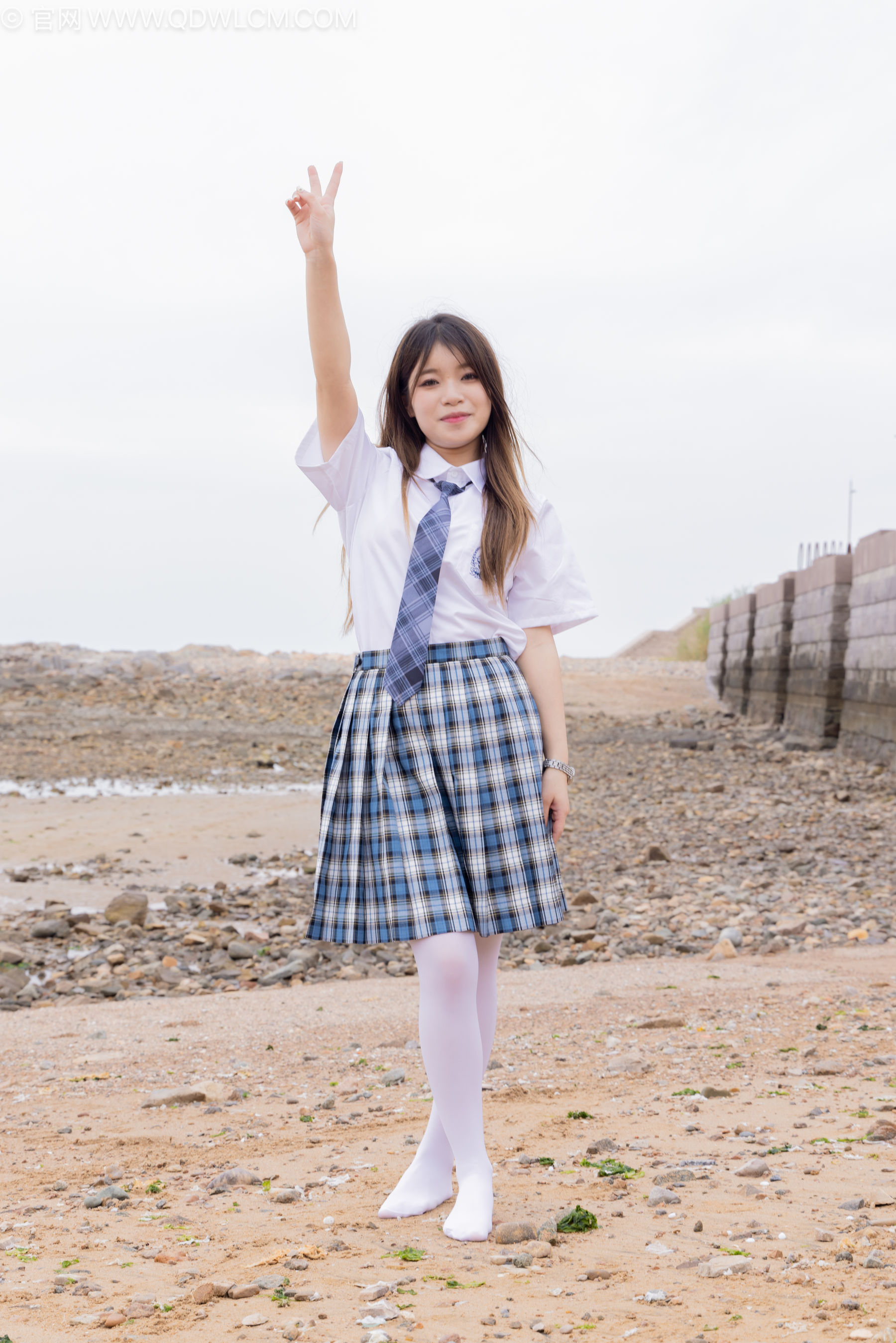 物恋传媒 No.2242 闪闪 -板鞋、厚白丝、户外草地公园沙滩脱鞋丝袜走路剧情/(155P)