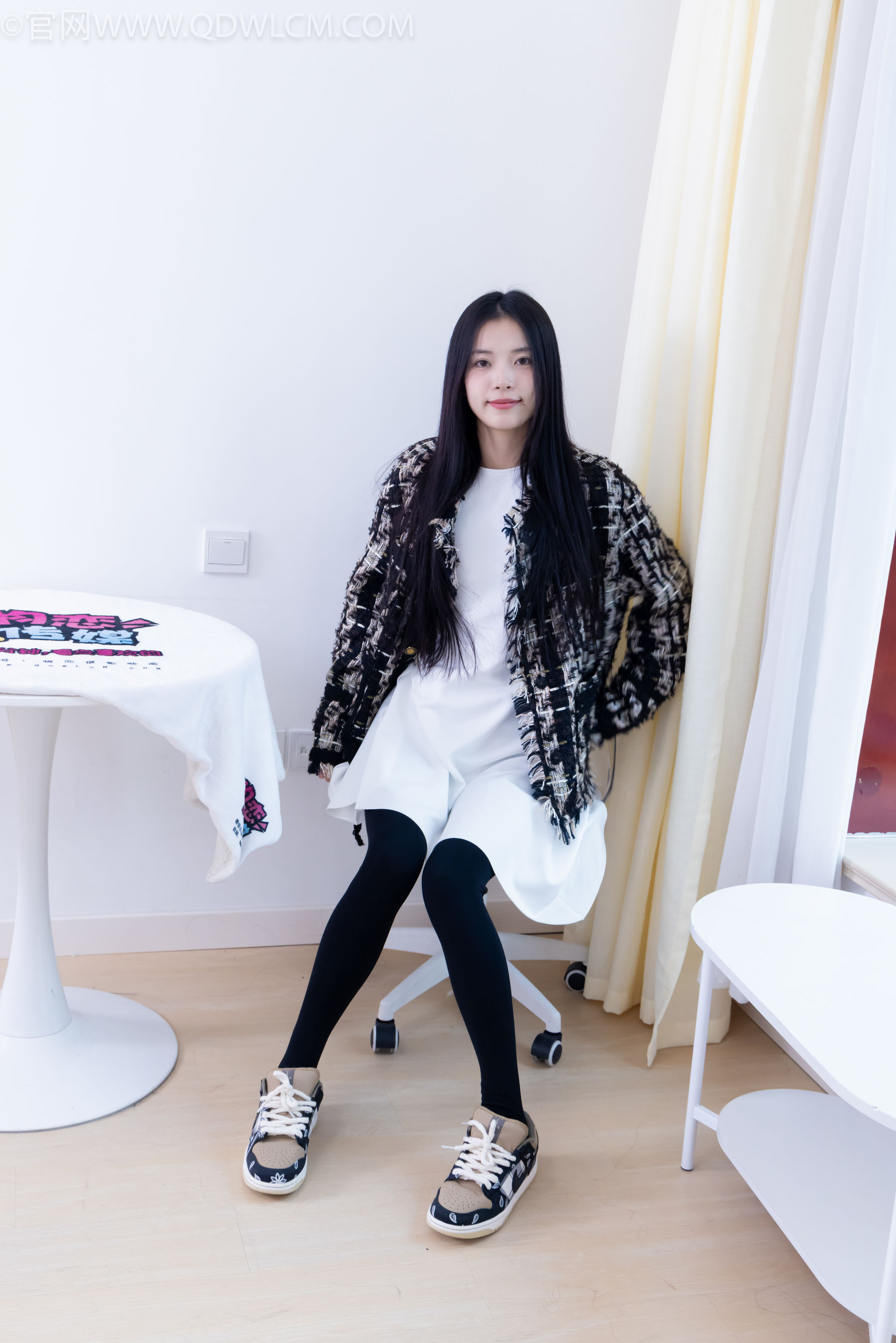 物恋传媒 No.2260 茯苓 -板鞋、黑色踩脚裤、白棉袜/(156P)