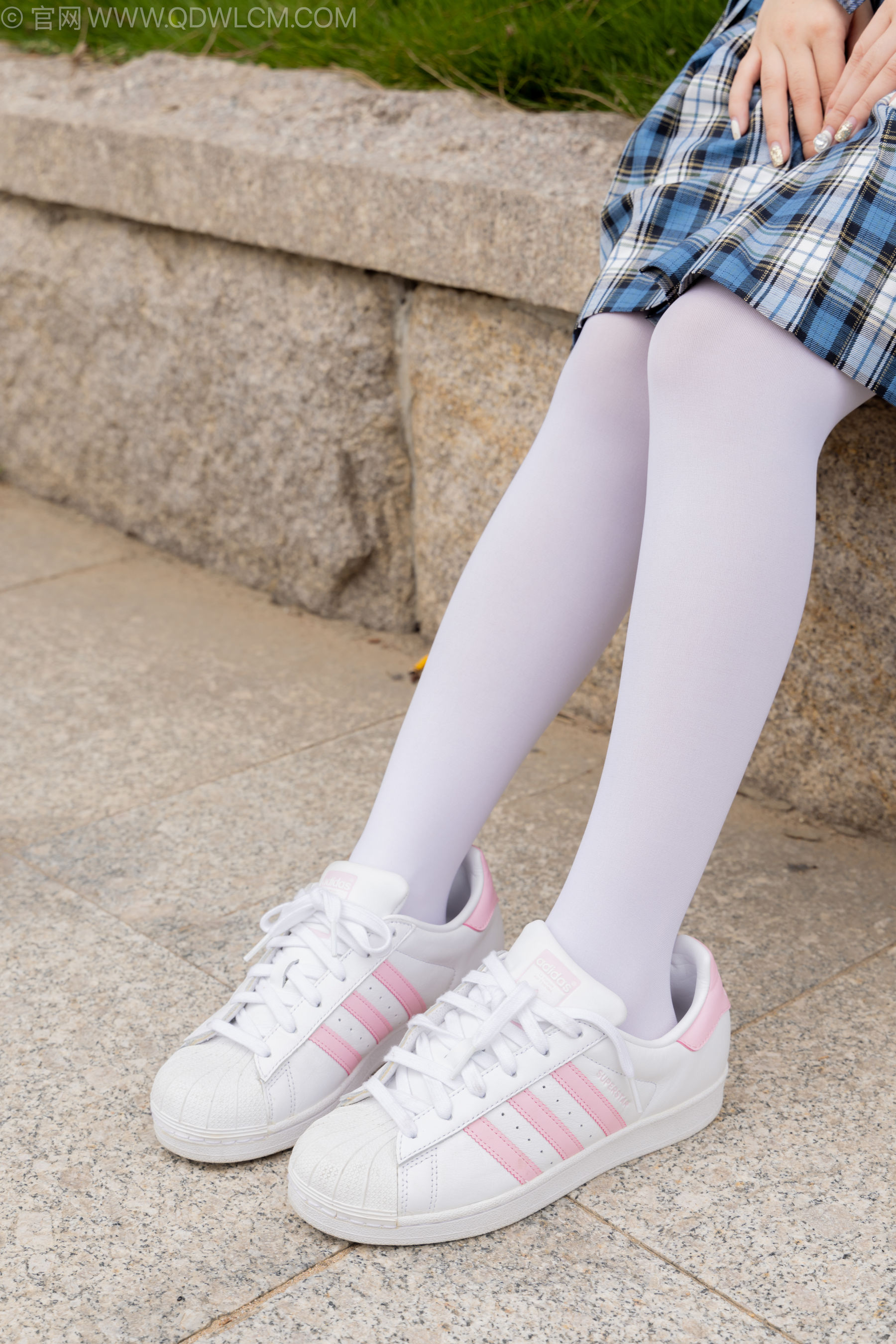 物恋传媒 No.2242 闪闪 -板鞋、厚白丝、户外草地公园沙滩脱鞋丝袜走路剧情/(155P)