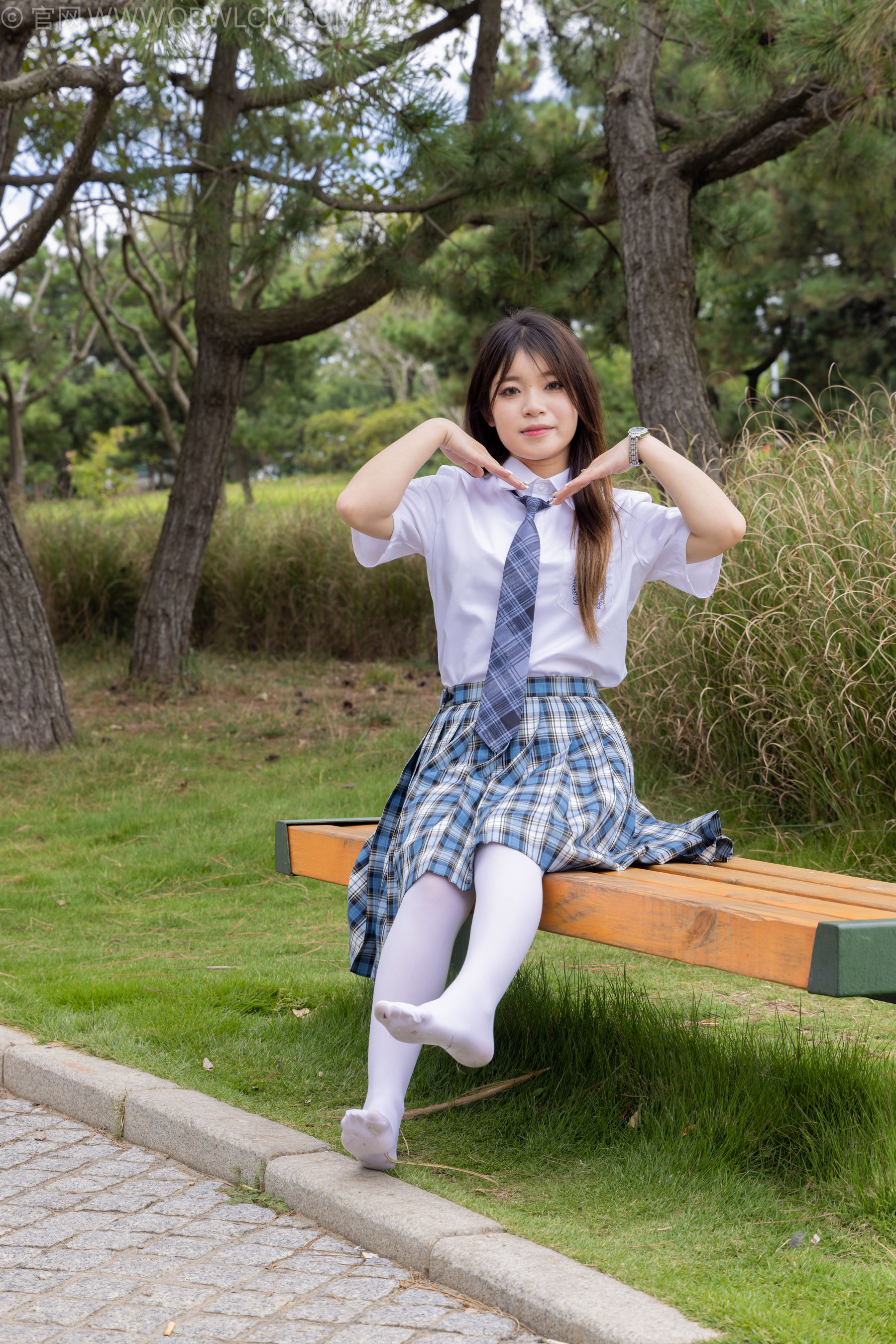 物恋传媒 No.2242 闪闪 -板鞋、厚白丝、户外草地公园沙滩脱鞋丝袜走路剧情/(155P)