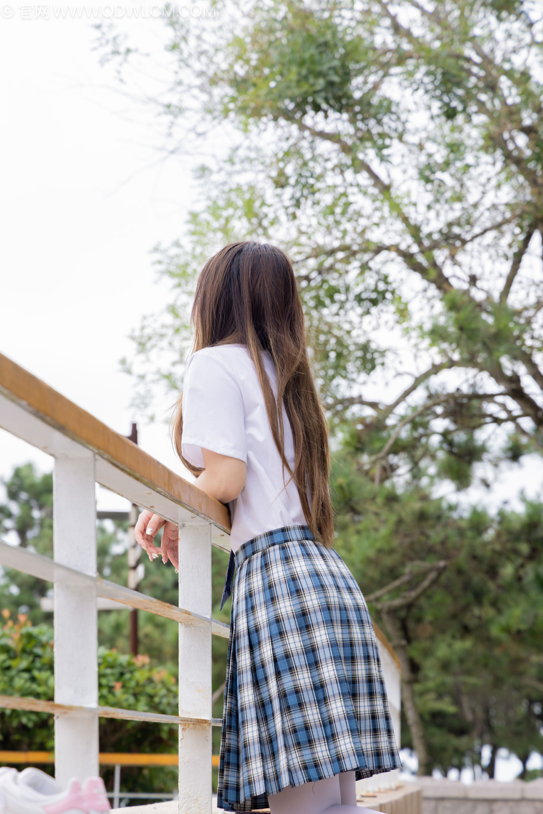 物恋传媒 No.2242 闪闪 -板鞋、厚白丝、户外草地公园沙滩脱鞋丝袜走路剧情/(155P)