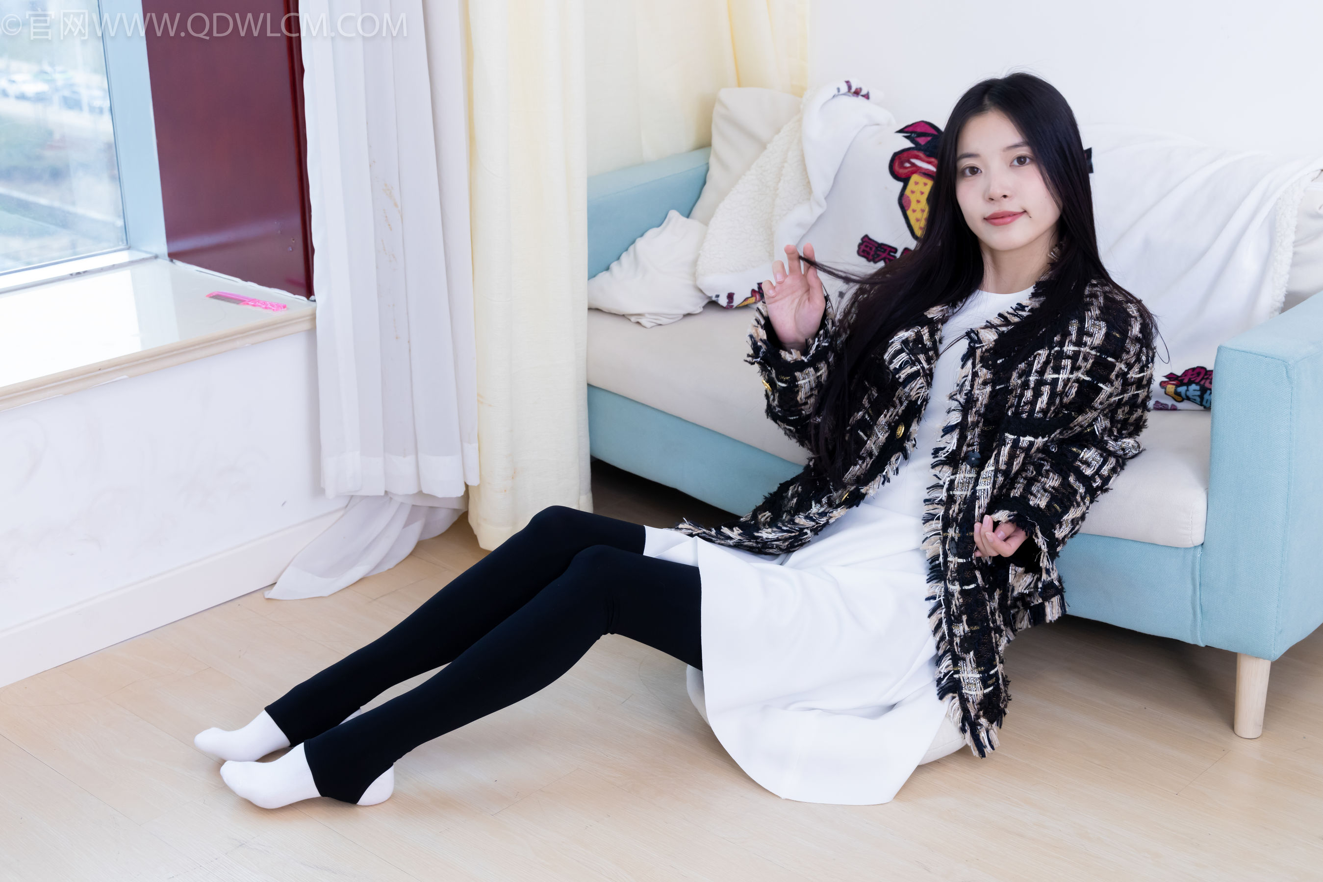 物恋传媒 No.2260 茯苓 -板鞋、黑色踩脚裤、白棉袜/(156P)