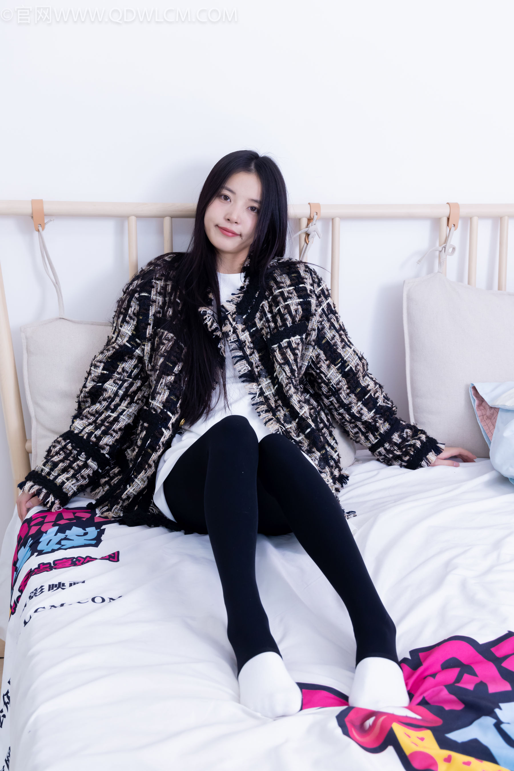 物恋传媒 No.2260 茯苓 -板鞋、黑色踩脚裤、白棉袜/(156P)