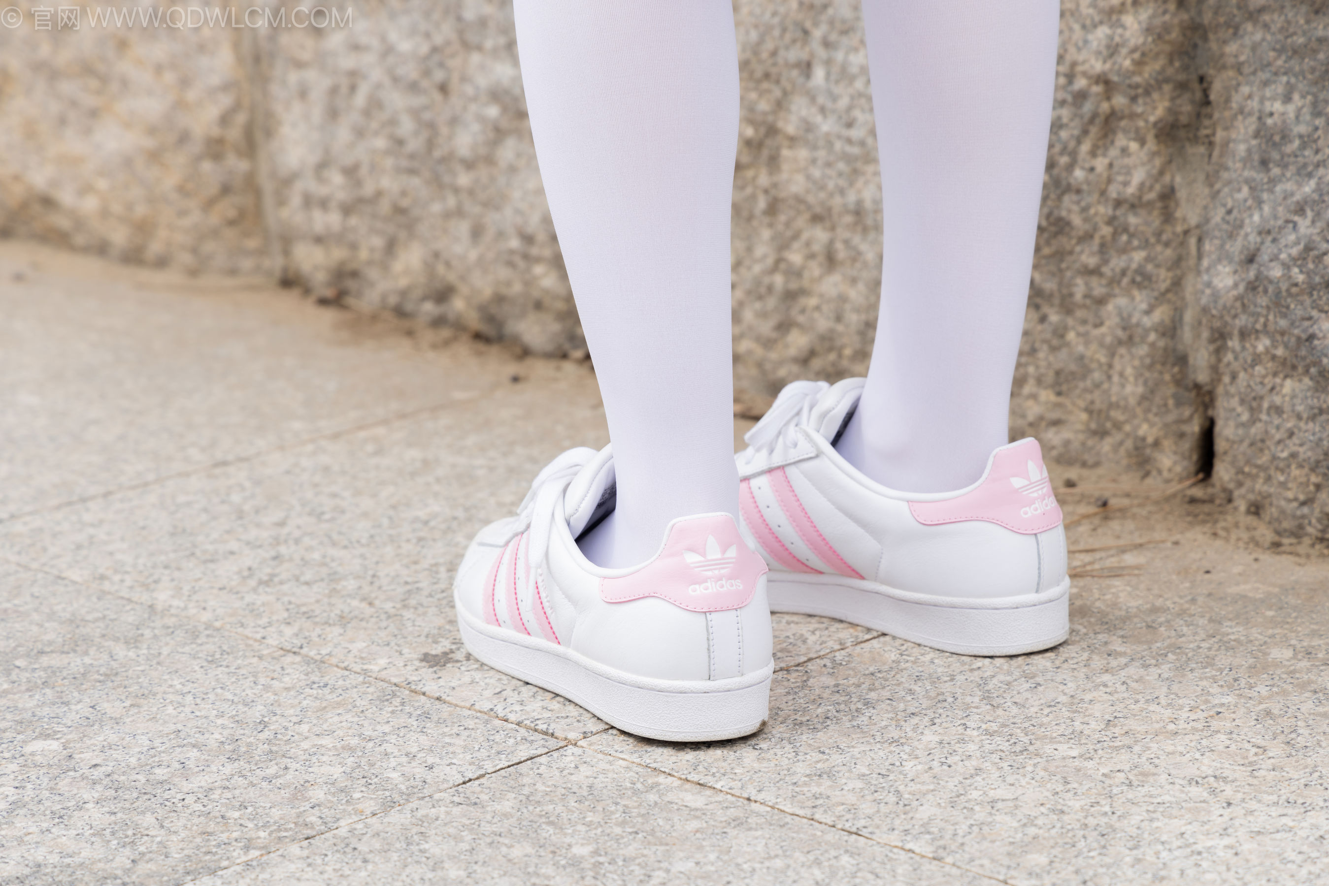 物恋传媒 No.2242 闪闪 -板鞋、厚白丝、户外草地公园沙滩脱鞋丝袜走路剧情/(155P)