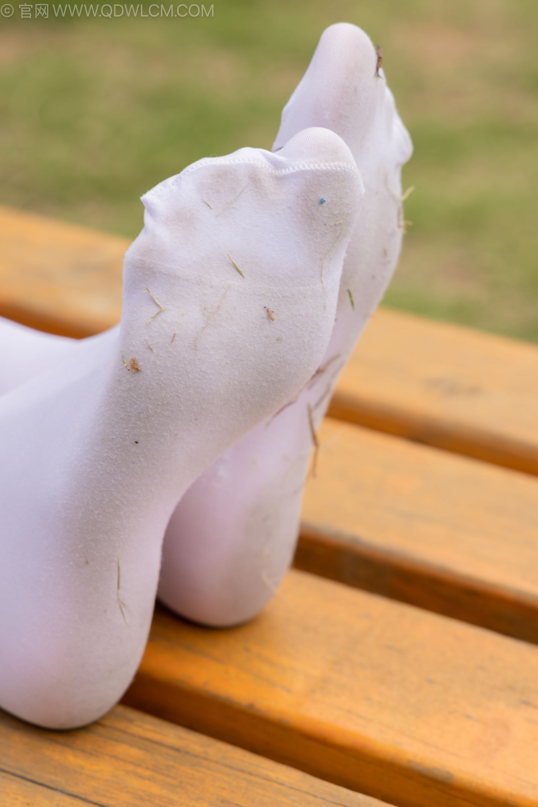 物恋传媒 No.2242 闪闪 -板鞋、厚白丝、户外草地公园沙滩脱鞋丝袜走路剧情/(155P)