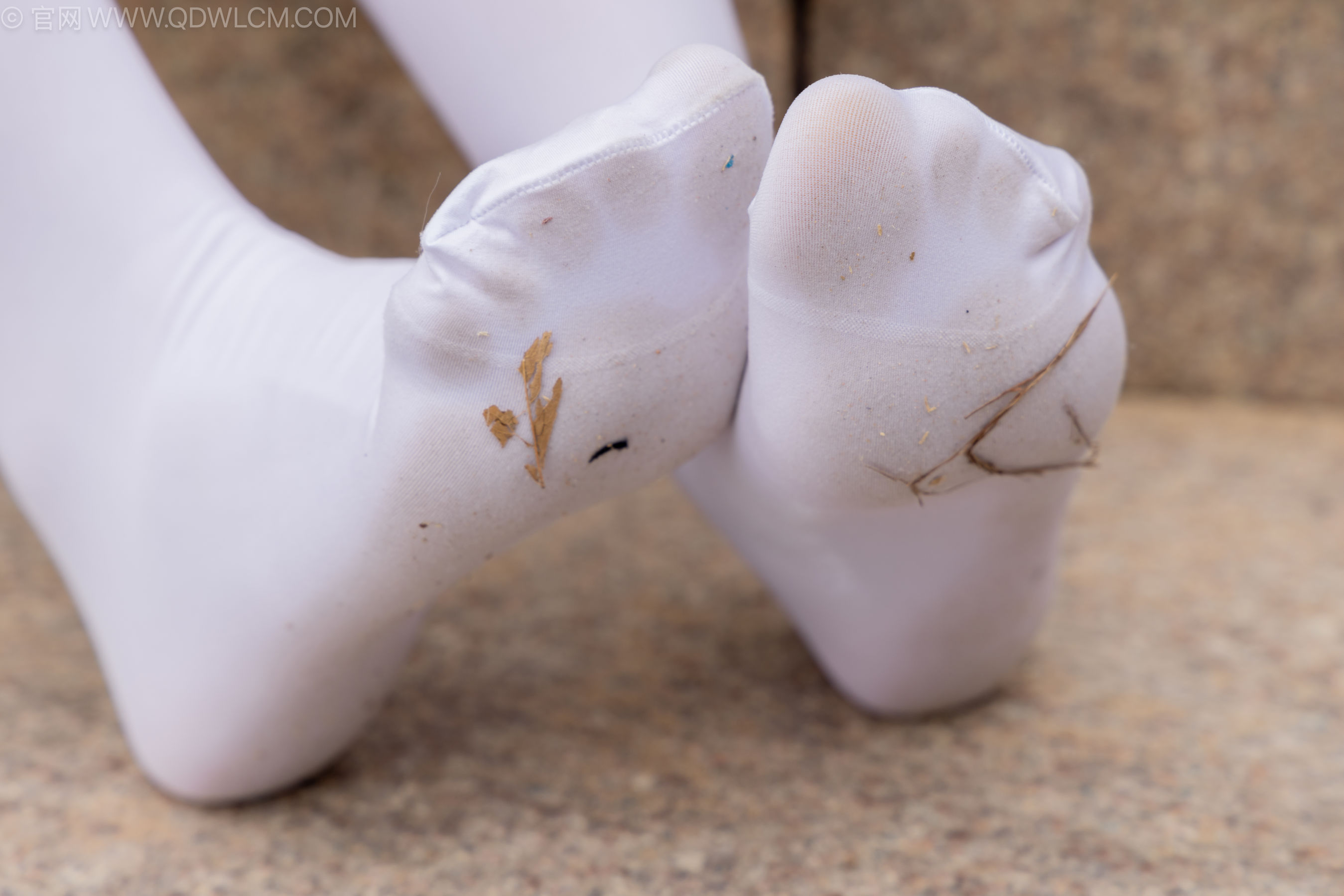 物恋传媒 No.2242 闪闪 -板鞋、厚白丝、户外草地公园沙滩脱鞋丝袜走路剧情/(155P)