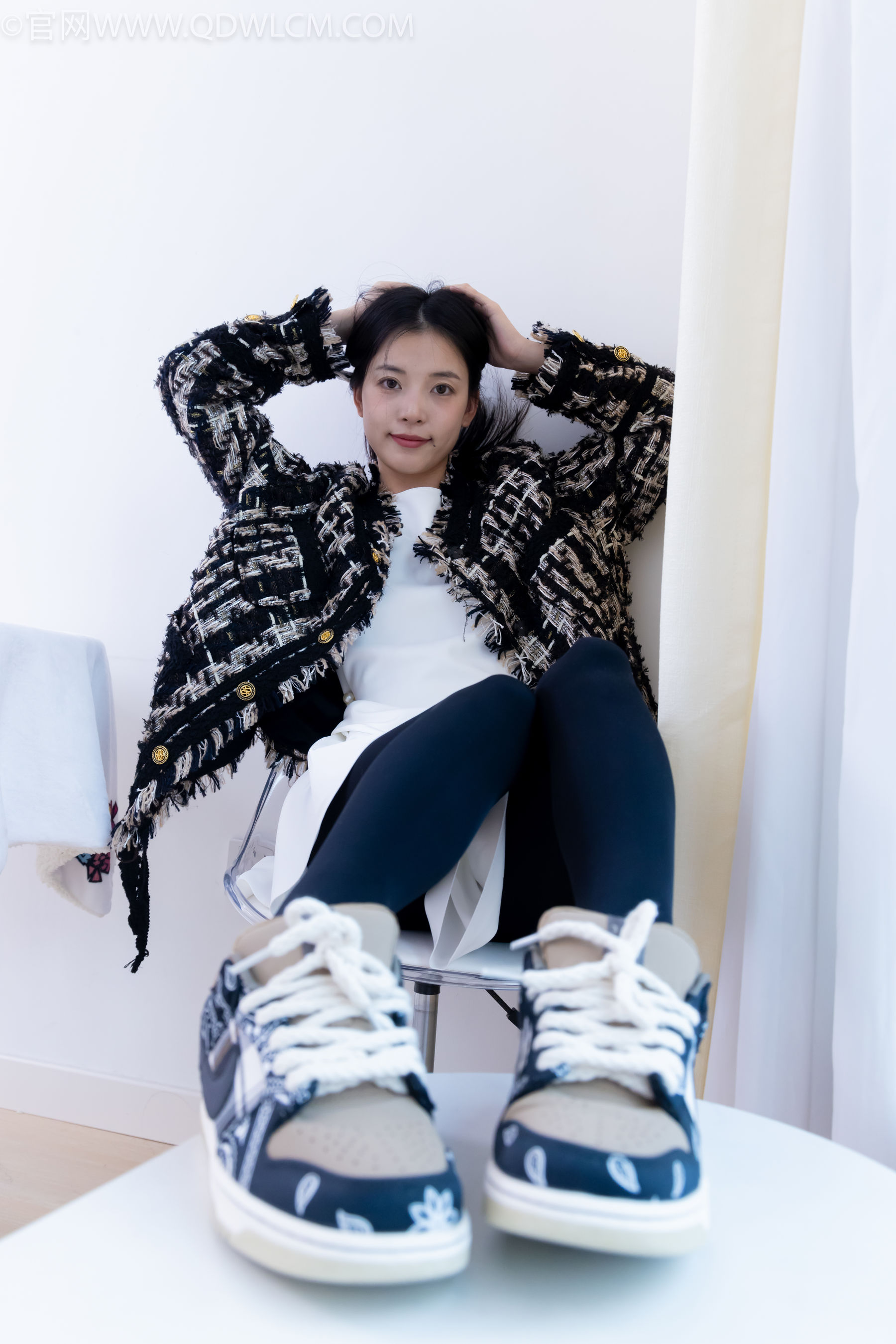 物恋传媒 No.2260 茯苓 -板鞋、黑色踩脚裤、白棉袜/(156P)