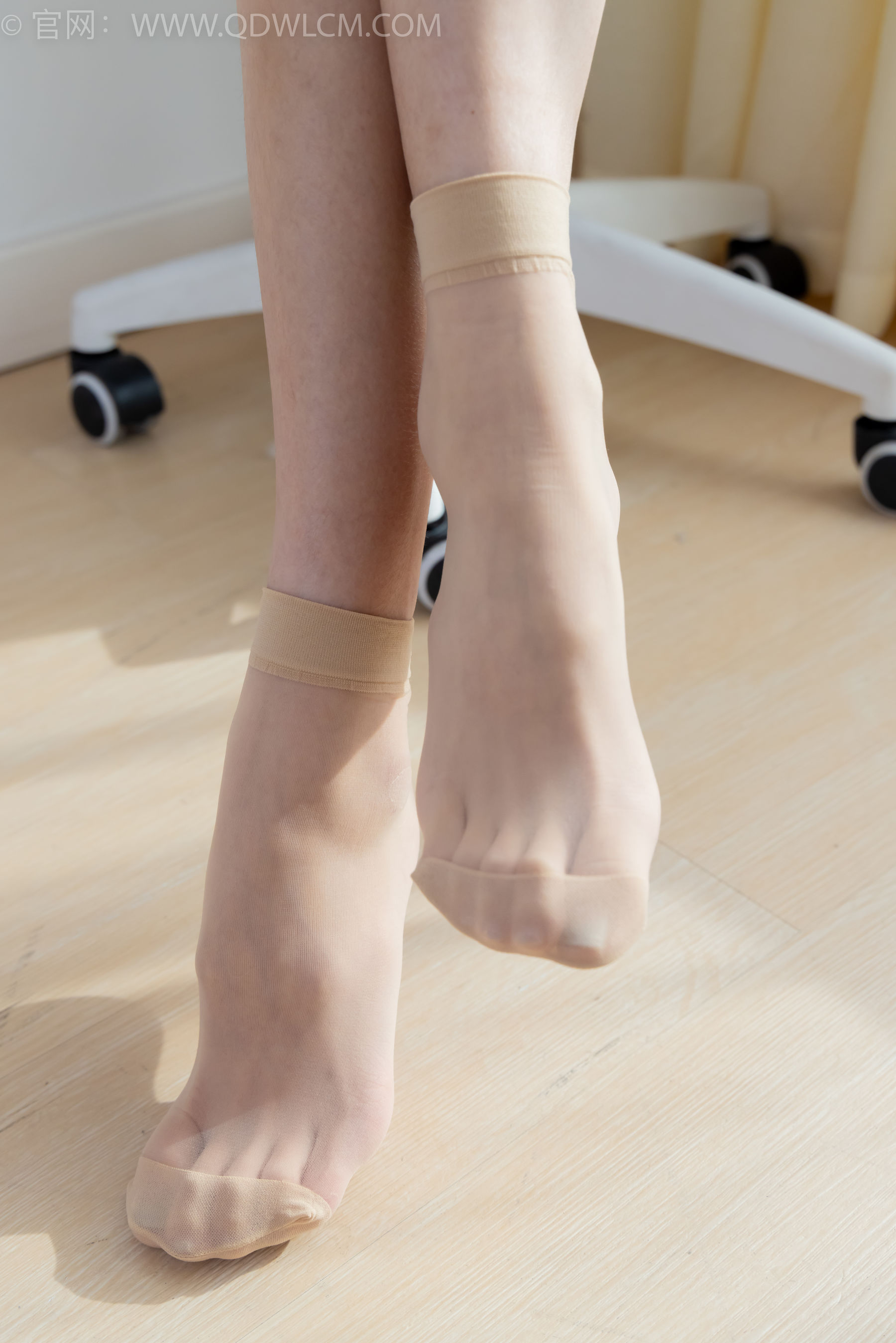 物恋传媒 No.2245 茯苓 -板鞋、短款薄肉丝、裸足/(190P)