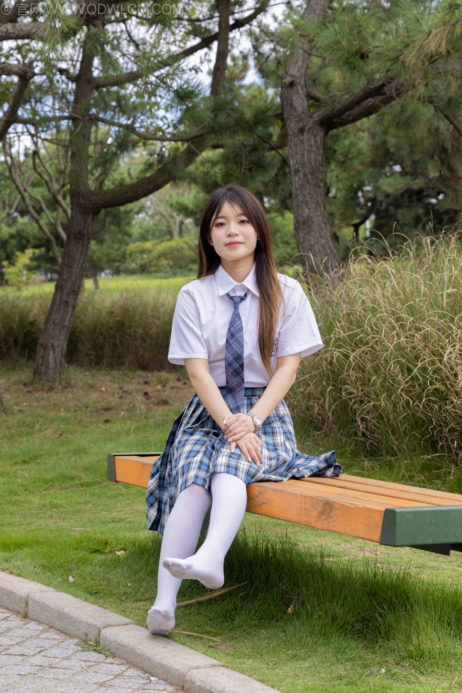 物恋传媒 No.2242 闪闪 -板鞋、厚白丝、户外草地公园沙滩脱鞋丝袜走路剧情/(155P)