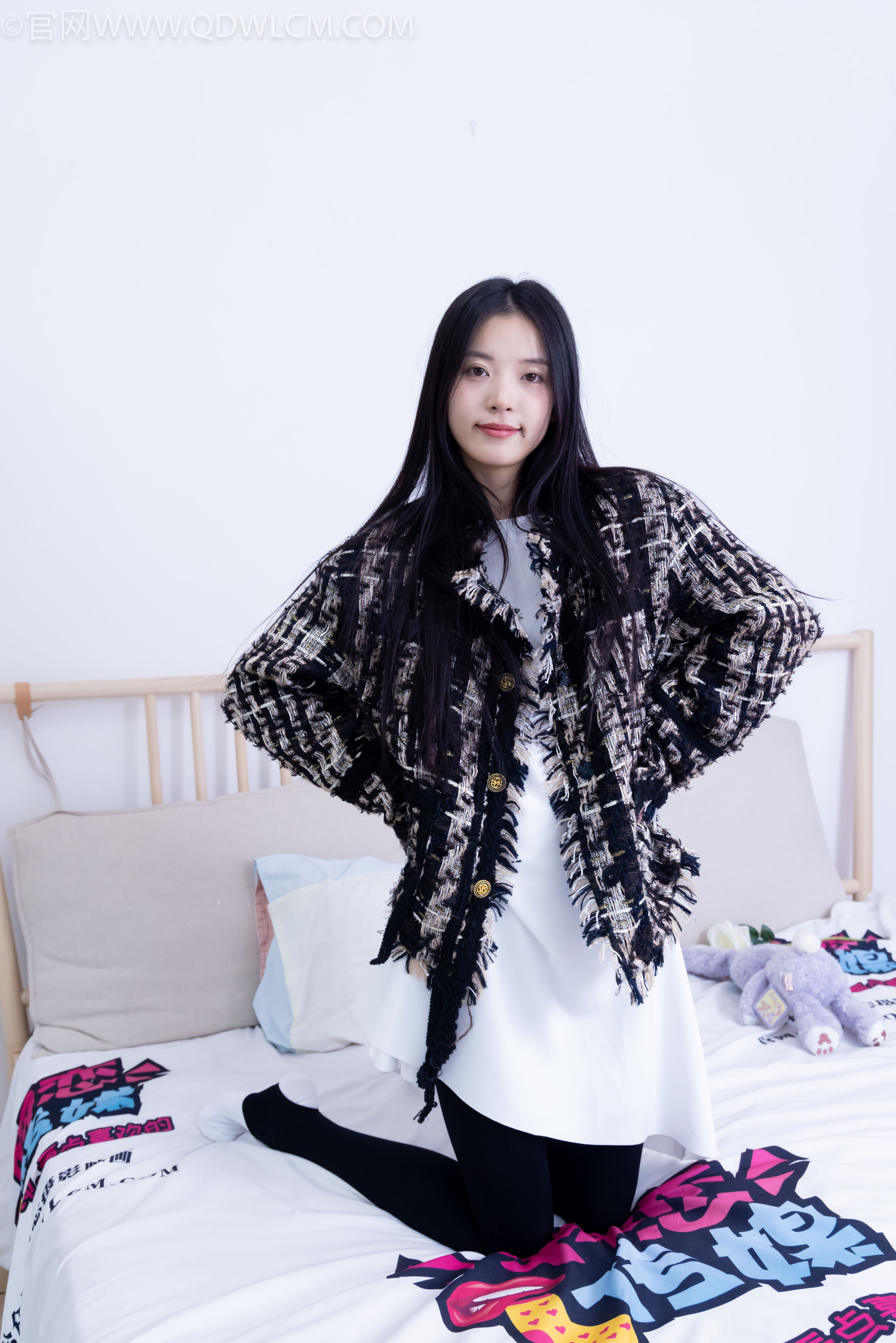 物恋传媒 No.2260 茯苓 -板鞋、黑色踩脚裤、白棉袜/(156P)