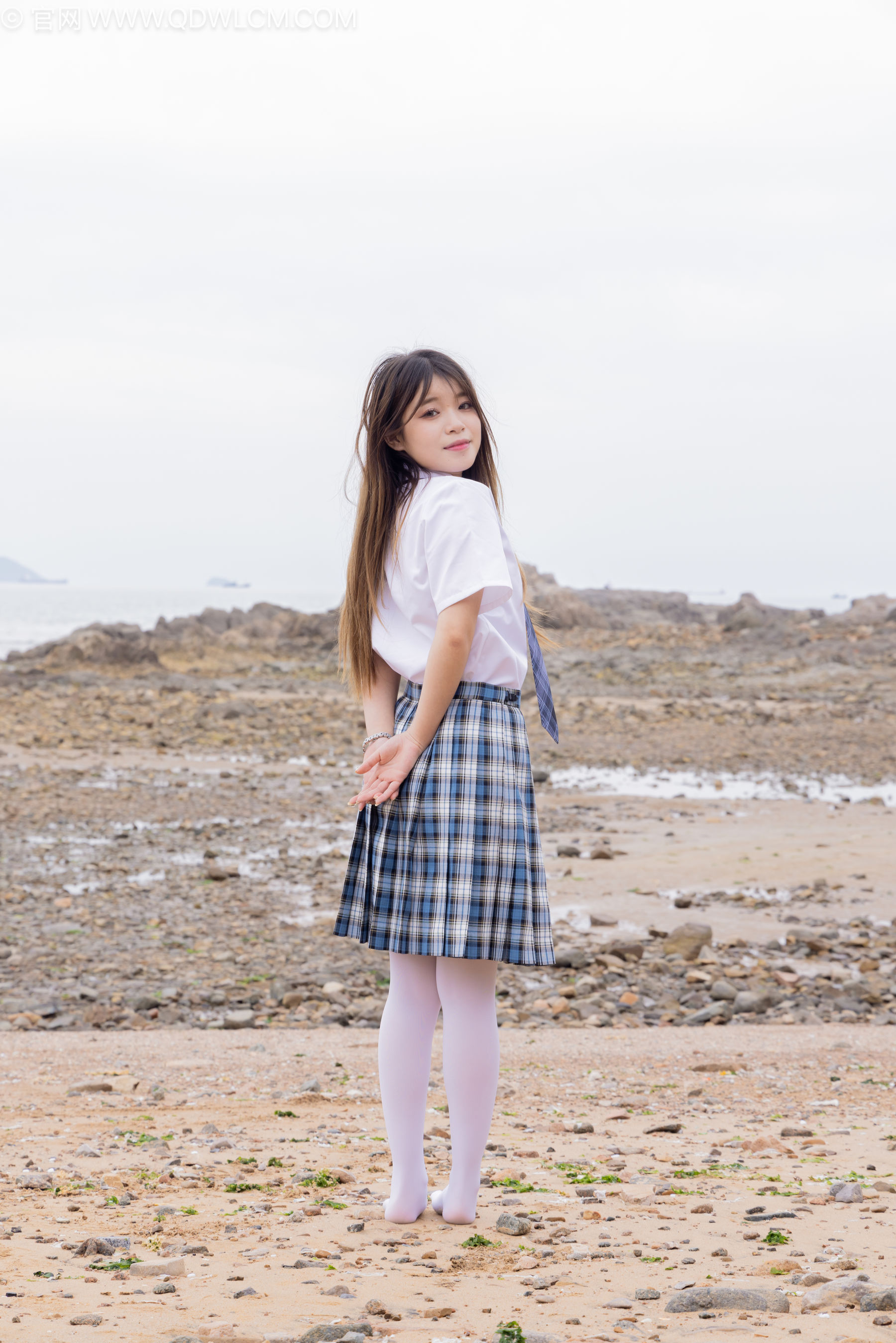 物恋传媒 No.2242 闪闪 -板鞋、厚白丝、户外草地公园沙滩脱鞋丝袜走路剧情/(155P)