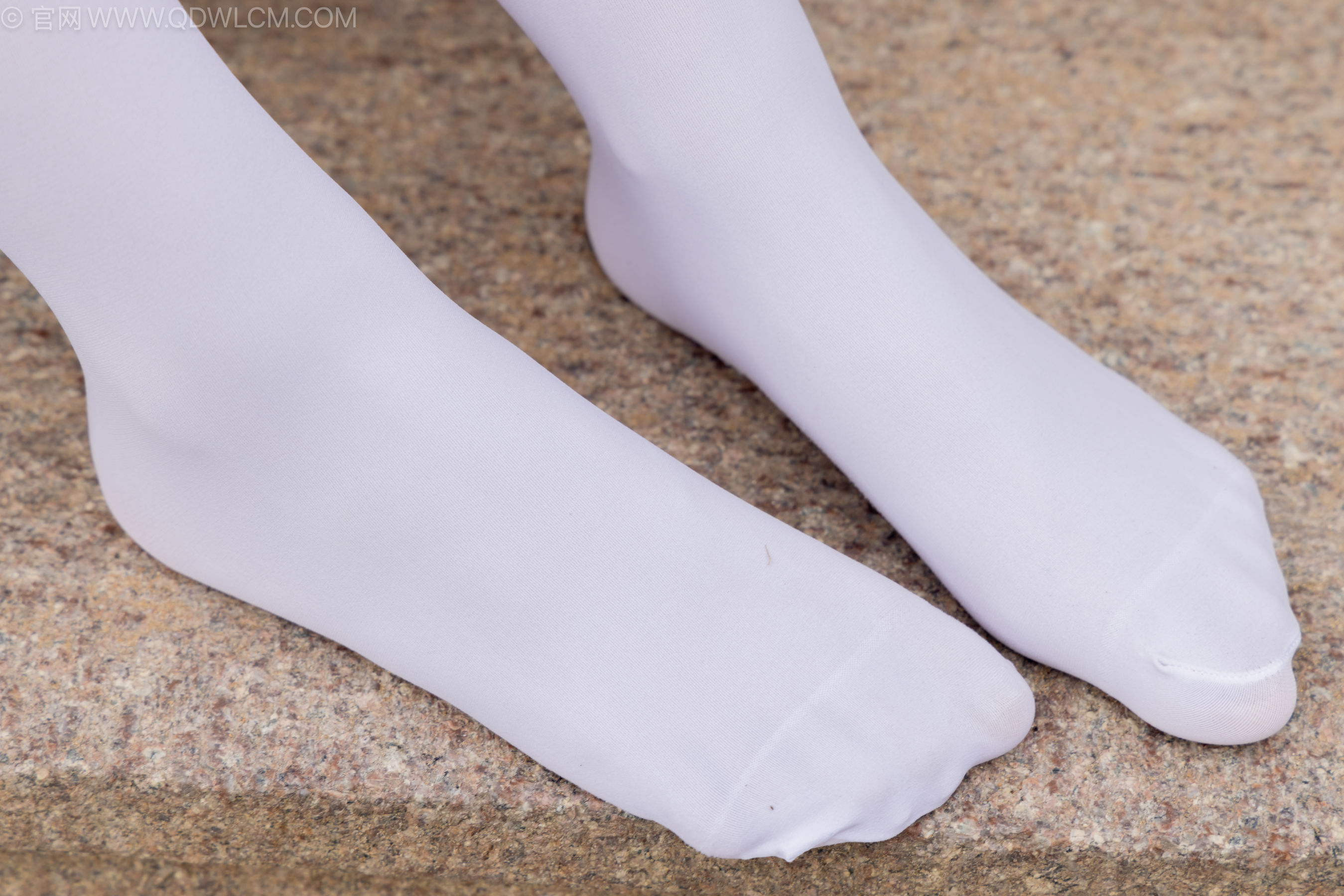 物恋传媒 No.2242 闪闪 -板鞋、厚白丝、户外草地公园沙滩脱鞋丝袜走路剧情/(155P)