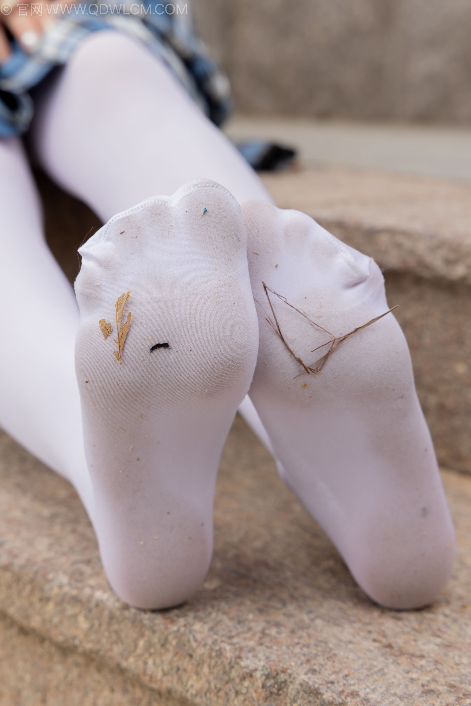 物恋传媒 No.2242 闪闪 -板鞋、厚白丝、户外草地公园沙滩脱鞋丝袜走路剧情/(155P)