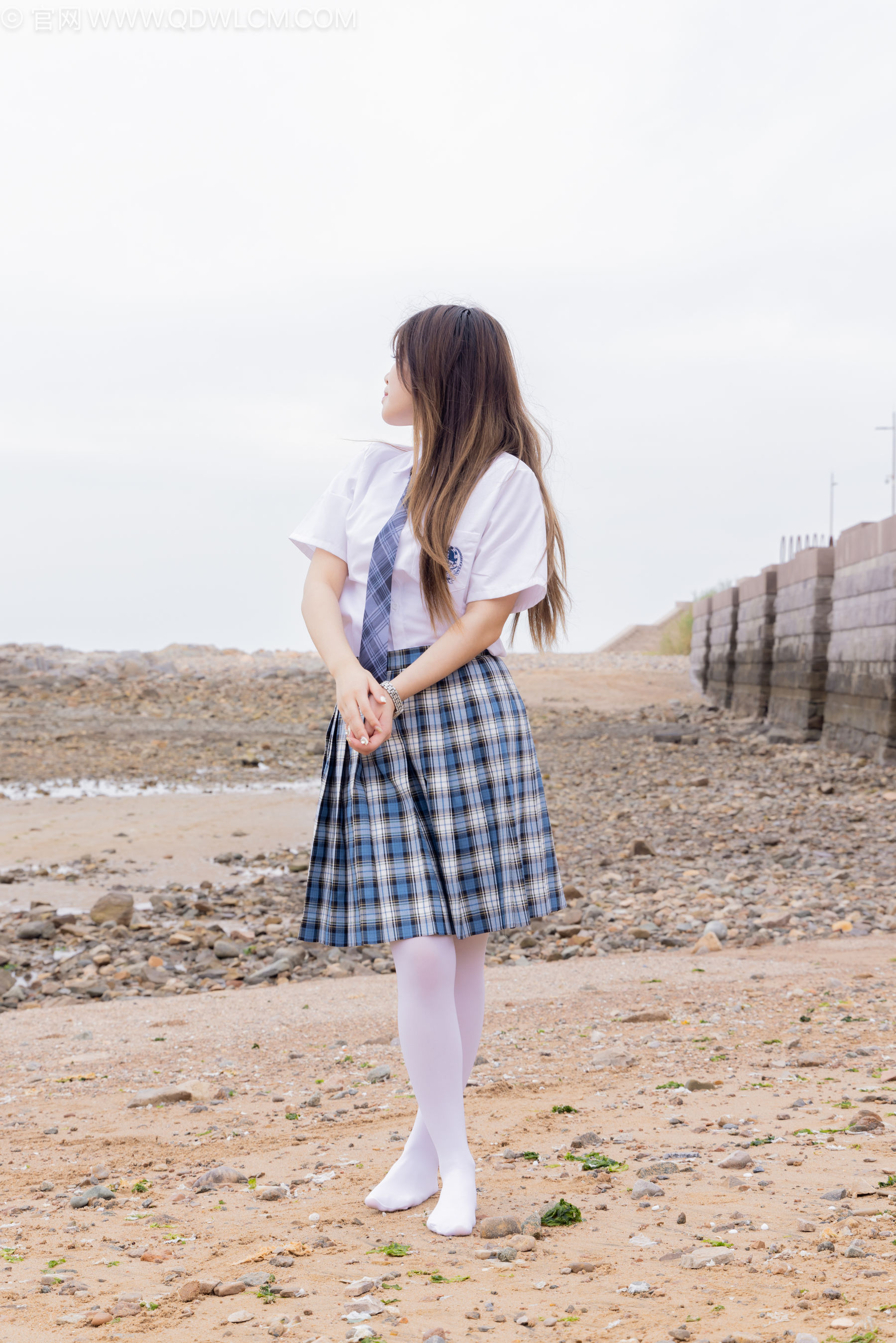 物恋传媒 No.2242 闪闪 -板鞋、厚白丝、户外草地公园沙滩脱鞋丝袜走路剧情/(155P)