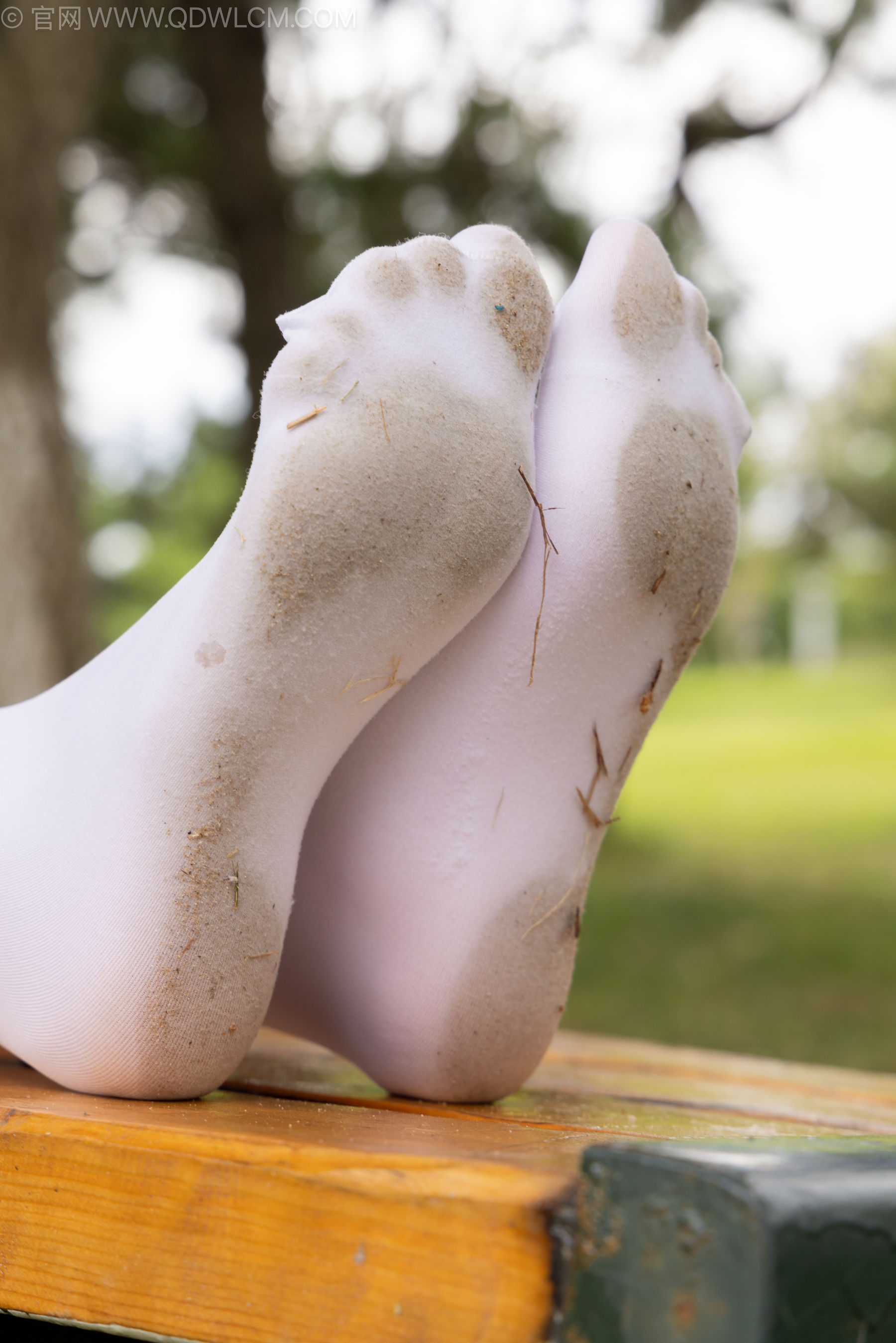 物恋传媒 No.2242 闪闪 -板鞋、厚白丝、户外草地公园沙滩脱鞋丝袜走路剧情/(155P)